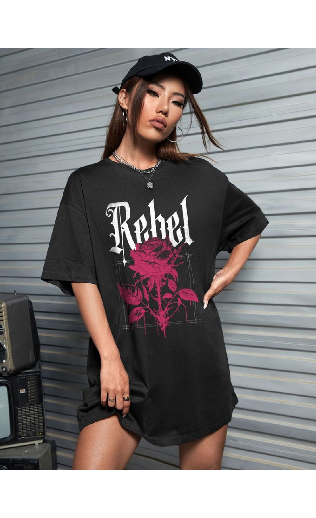 Чорна жіноча легка оверсайз футболка з трендовим дизайном