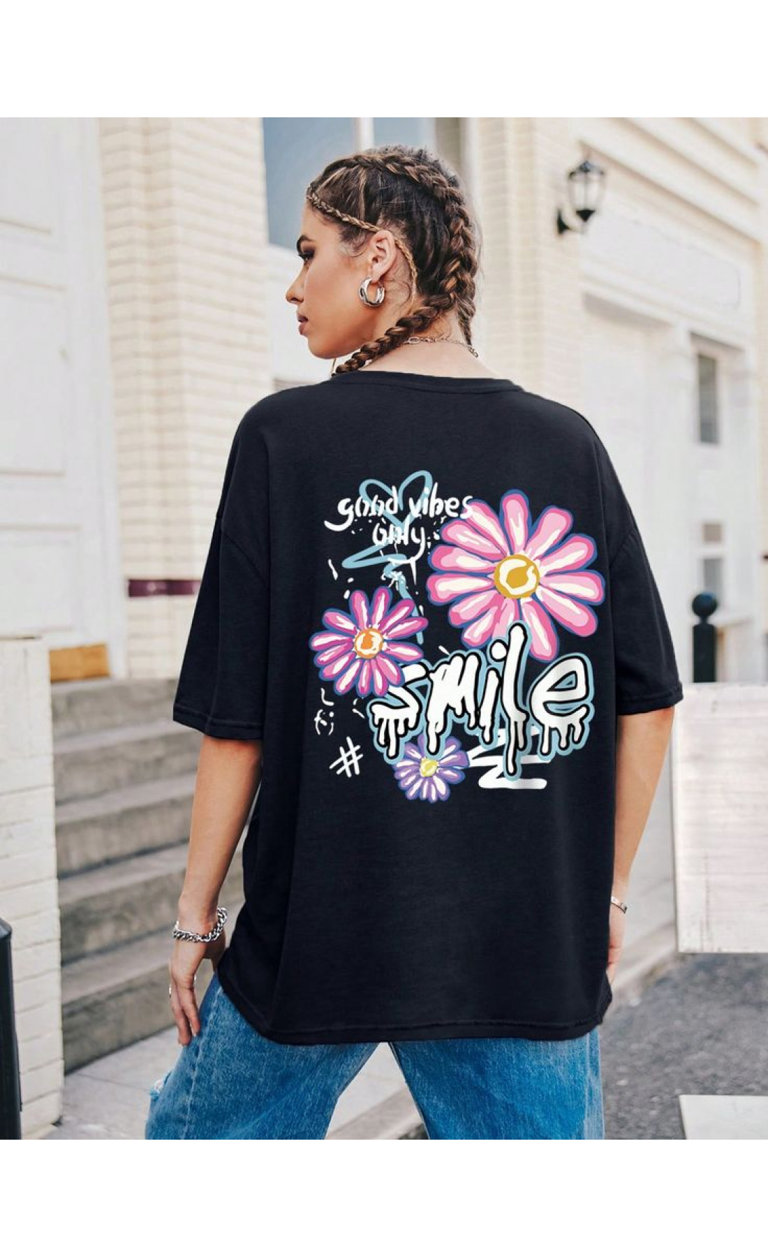 Чорна жіноча легка оверсайз футболка з трендовим дизайном