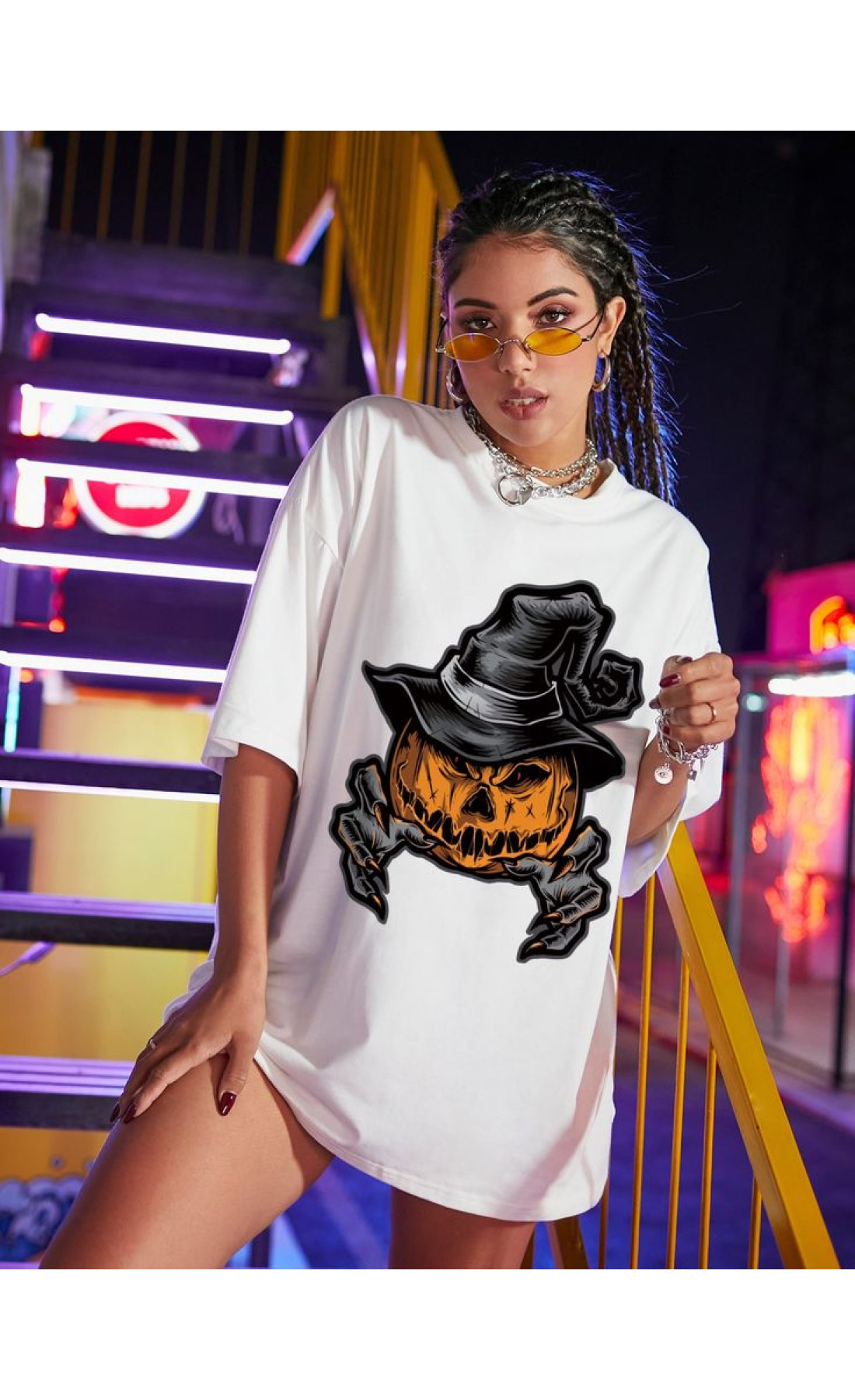 Комфортна жіноча біла оверсайз футболка з модним принтом