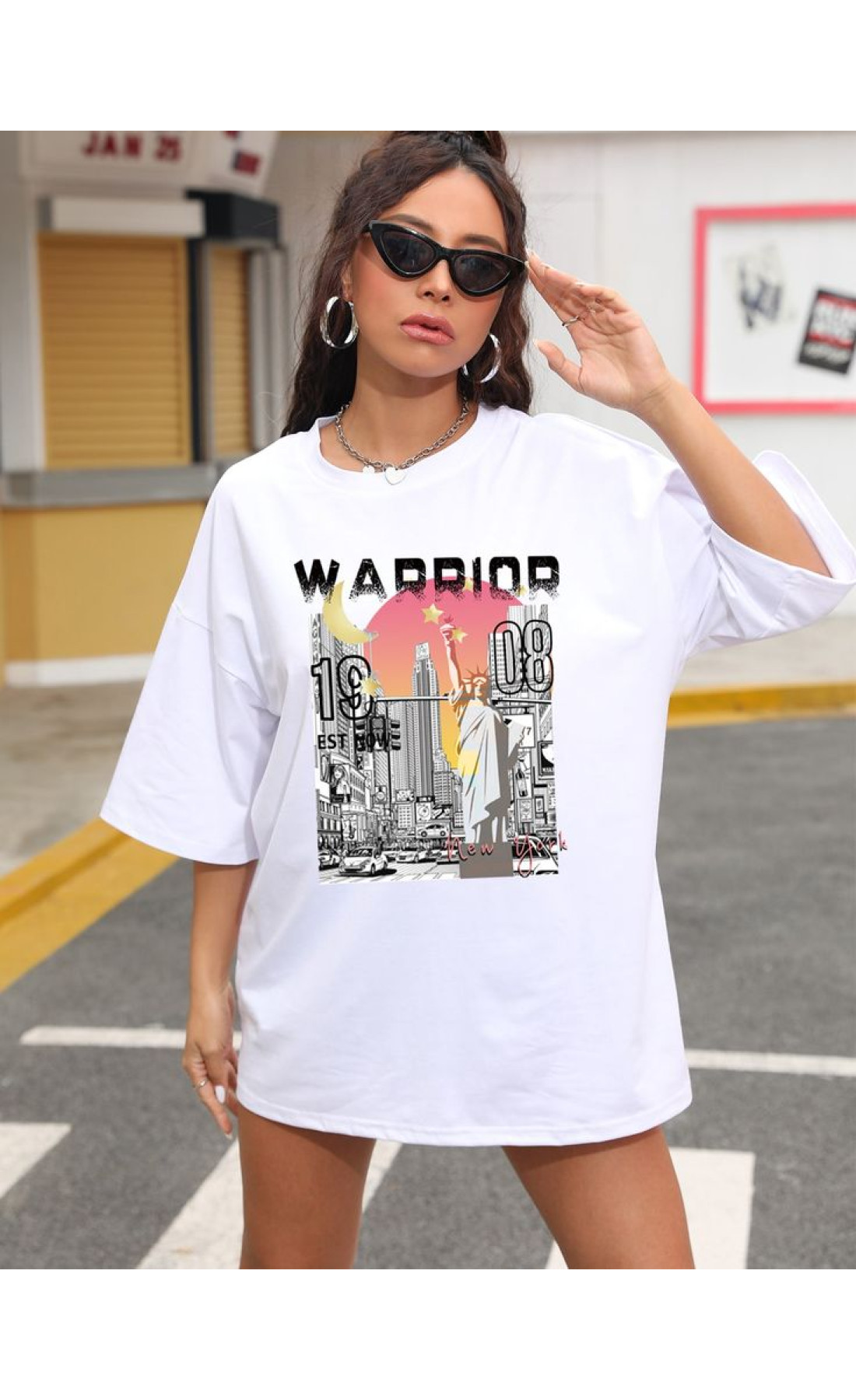 Комфортна жіноча біла оверсайз футболка з модним принтом