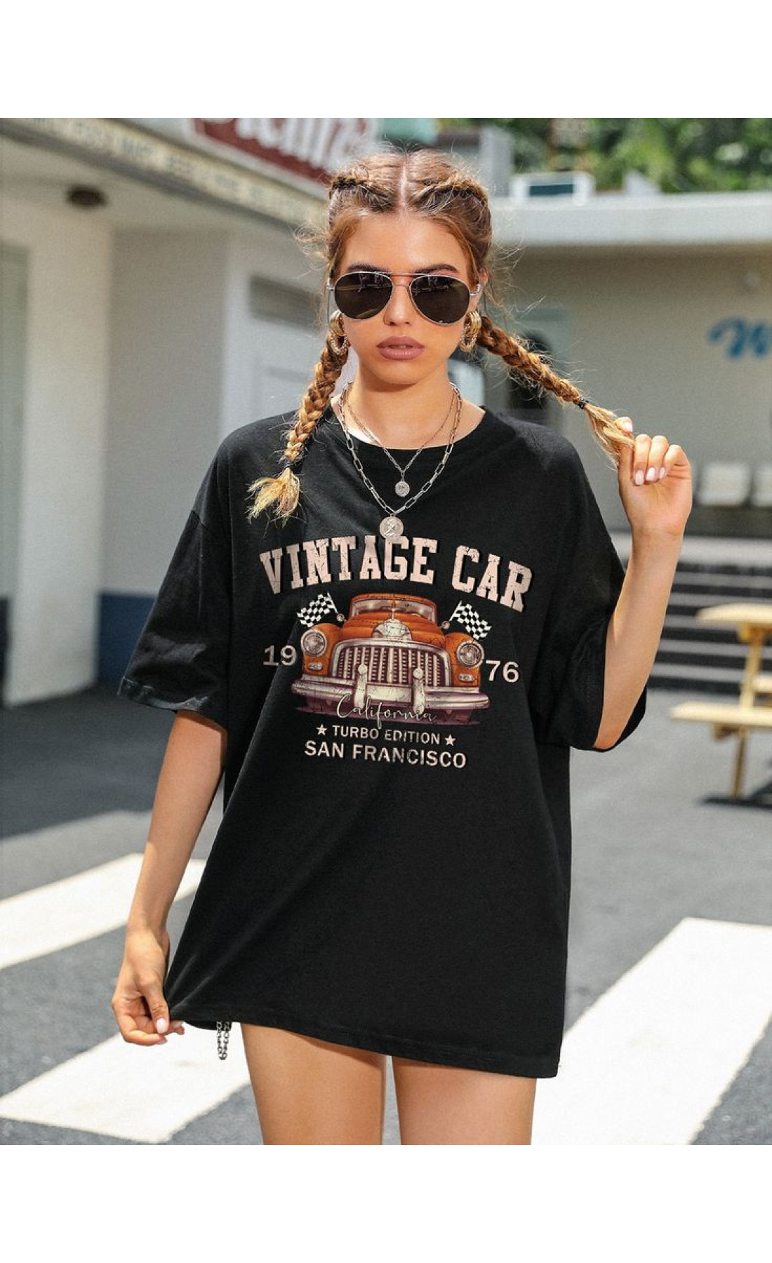 Чорна жіноча легка оверсайз футболка з трендовим дизайном