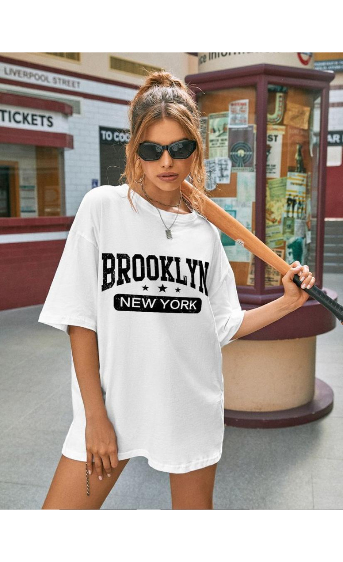 Комфортна жіноча біла оверсайз футболка з модним принтом