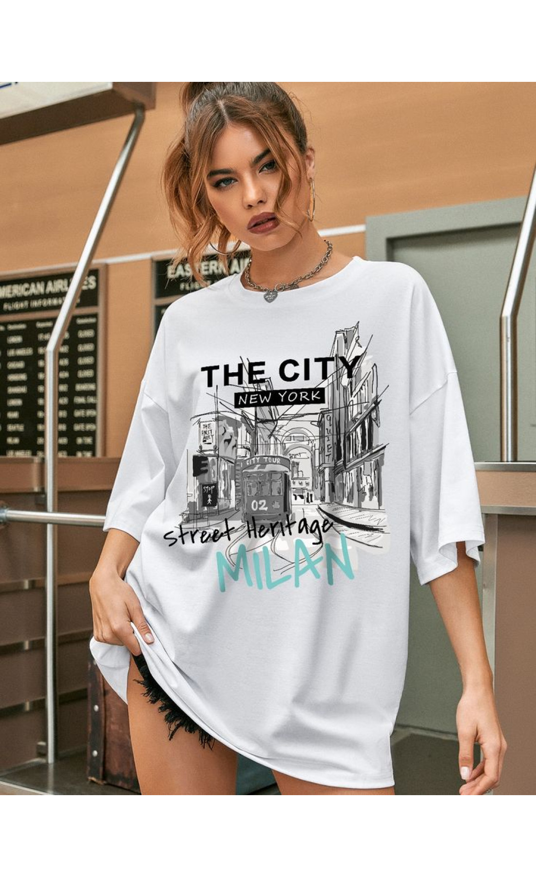 Комфортна жіноча біла оверсайз футболка з модним принтом