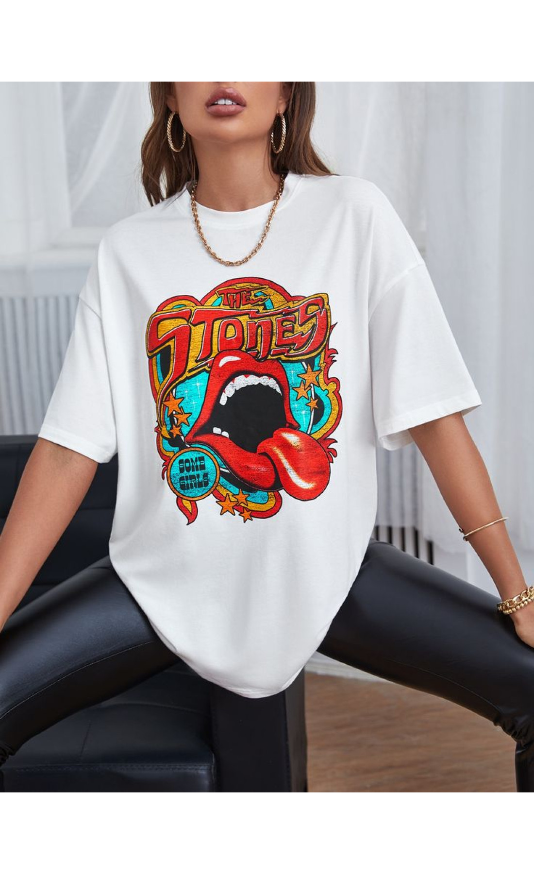 Комфортна жіноча біла оверсайз футболка з модним принтом