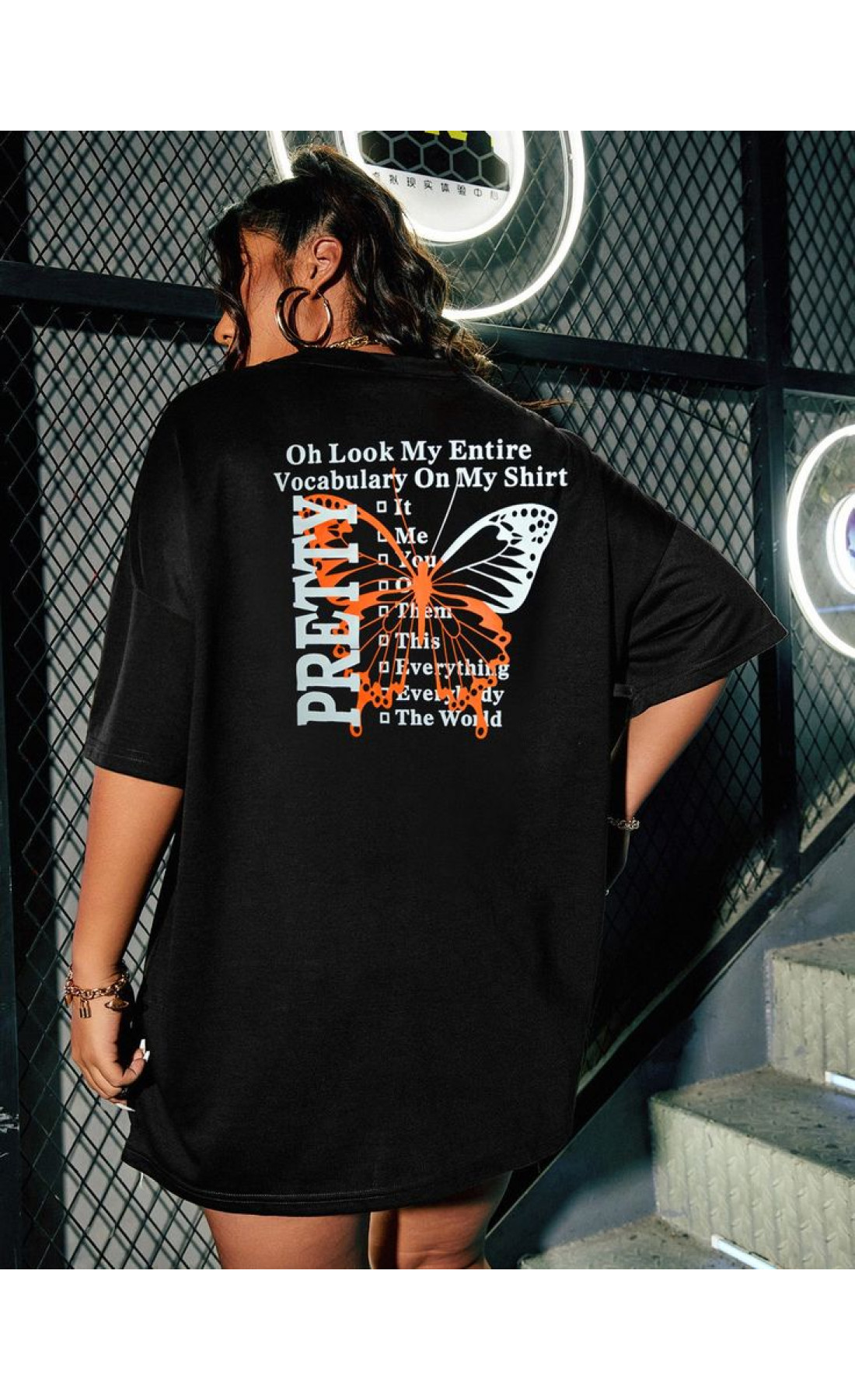 Чорна жіноча легка оверсайз футболка з трендовим дизайном