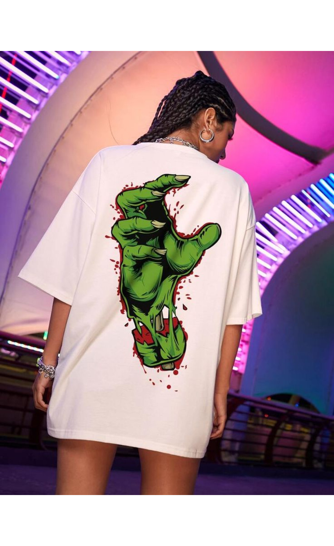 Комфортна жіноча біла оверсайз футболка з модним принтом