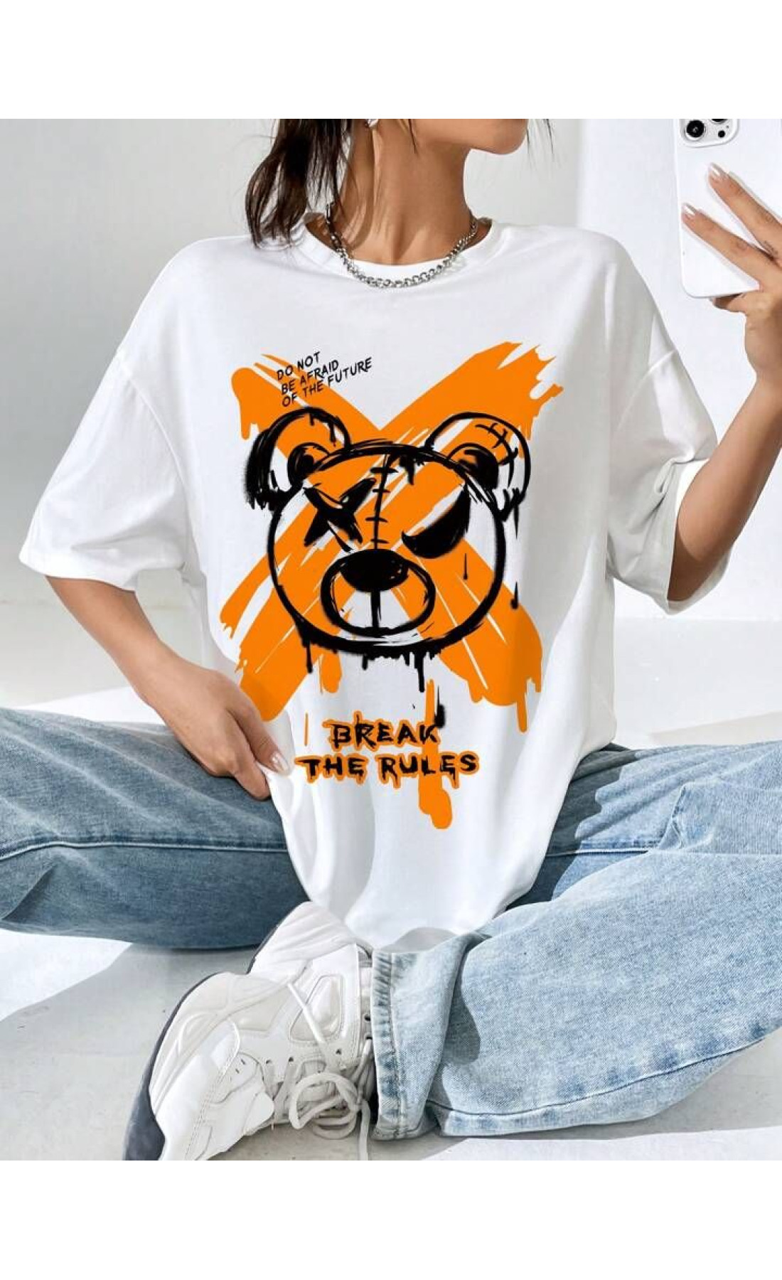 біла жіноча оверсайз футболка з яскравим принтом