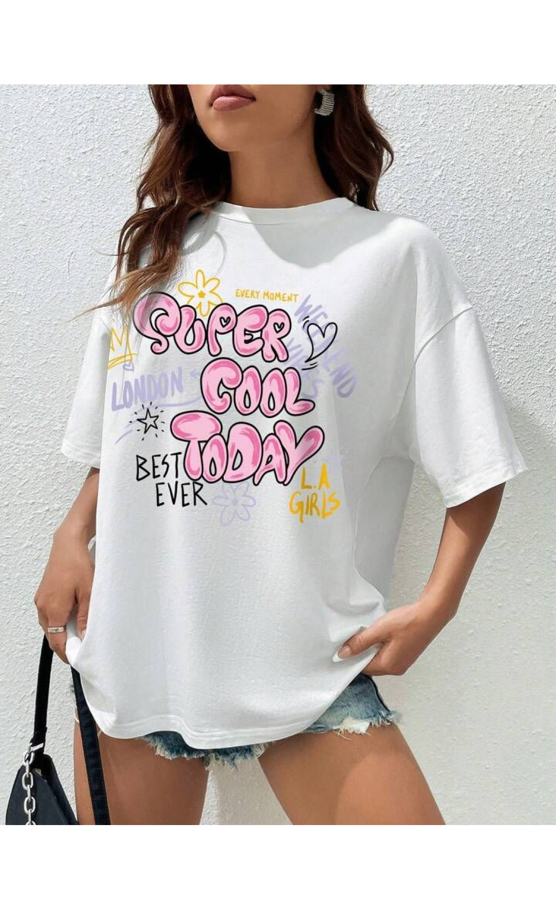 Біла жіноча літня зручна оверсайз футболка з яскравими написами