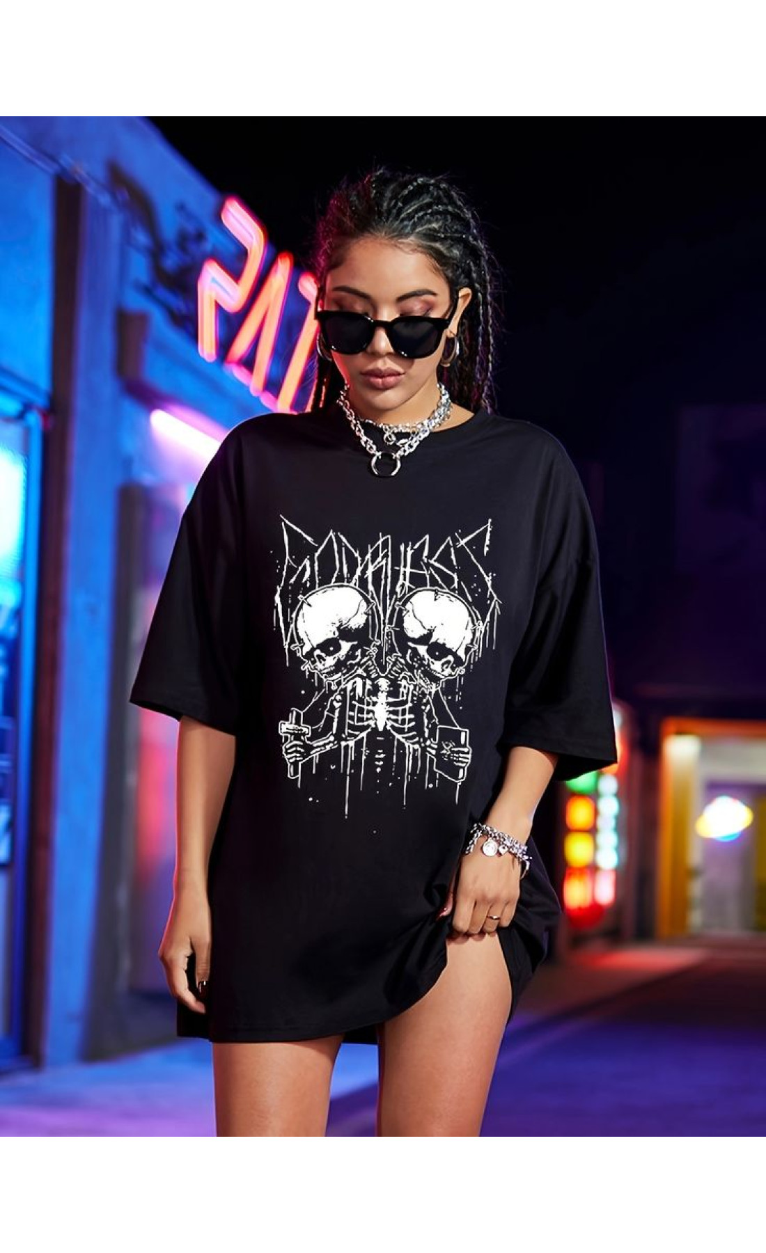 Жіноча чорна комфортна оверсайз футболка з яскравим дизайном