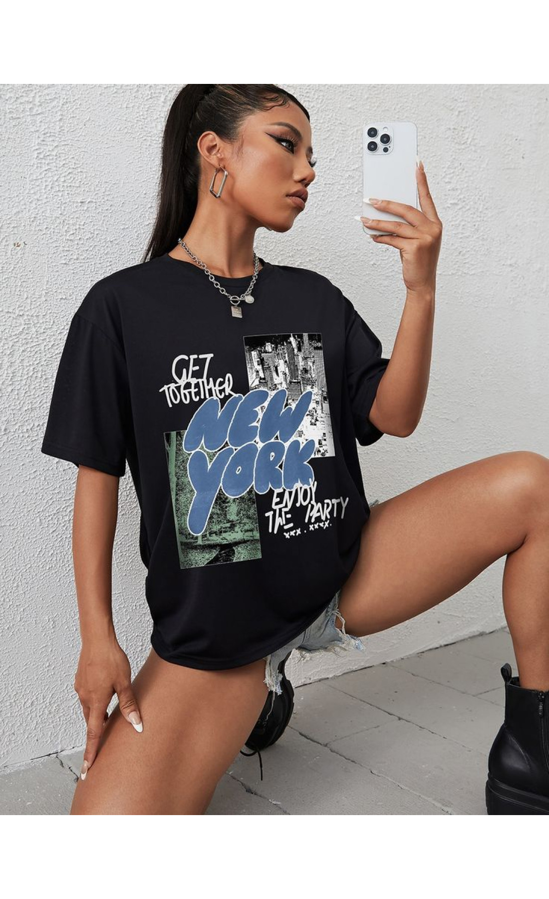 Чорна зручна жіноча оверсайз футболка з трендовим принтом