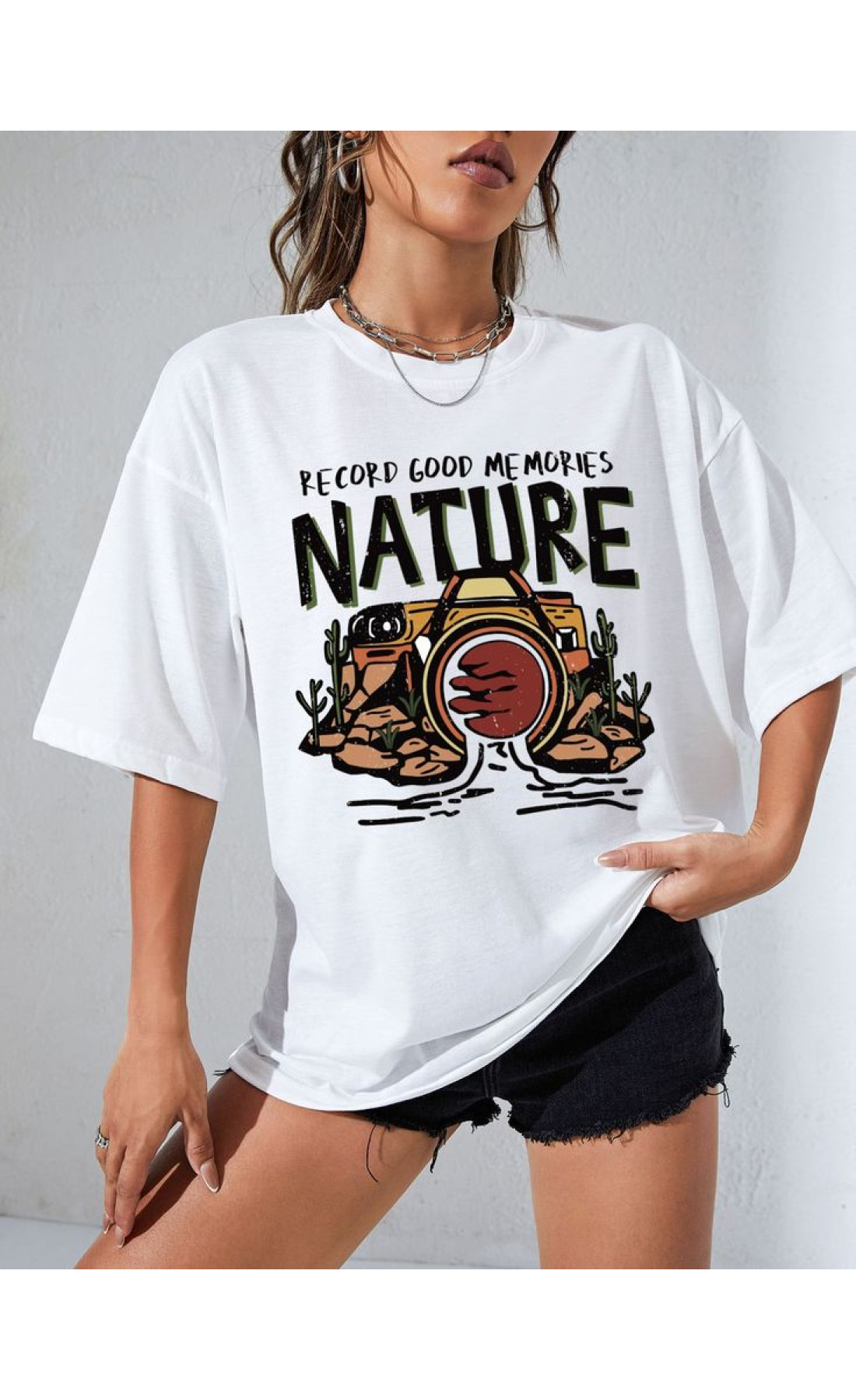 Легка біла жіноча оверсайз футболка з яскравим дизайном