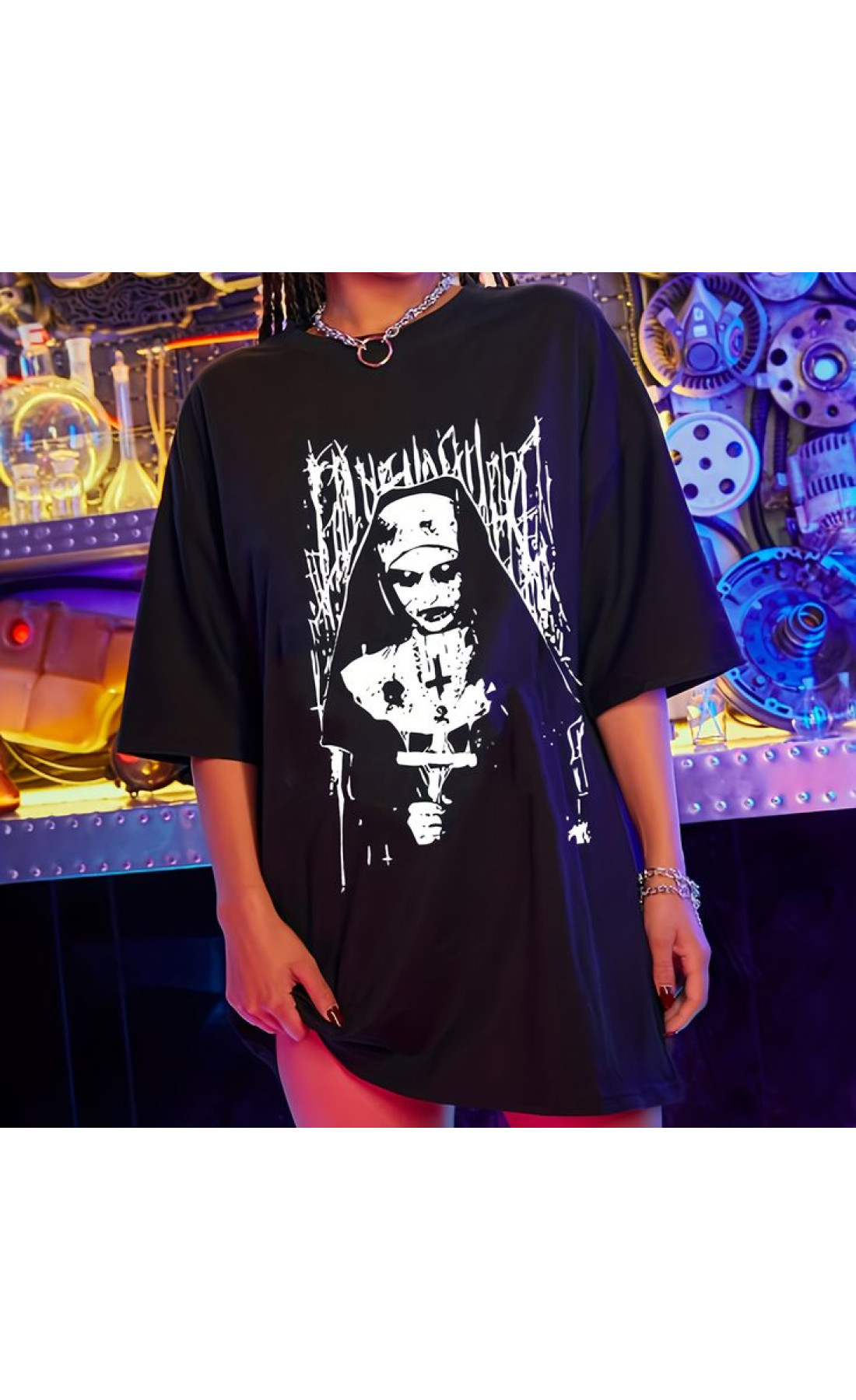 Трендова чорна жіноча оверсайз футболка з модним дизайном
