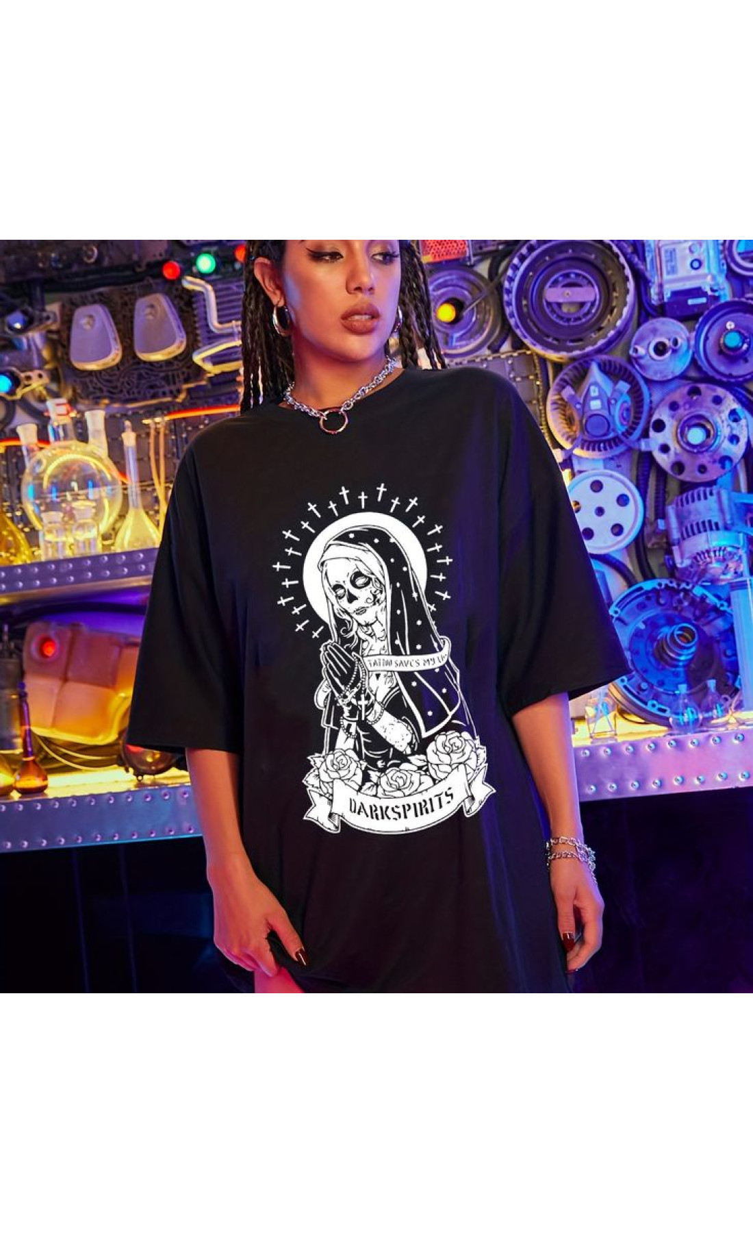 Зручна чорна жіноча оверсайз футболка з трендовим дизайном