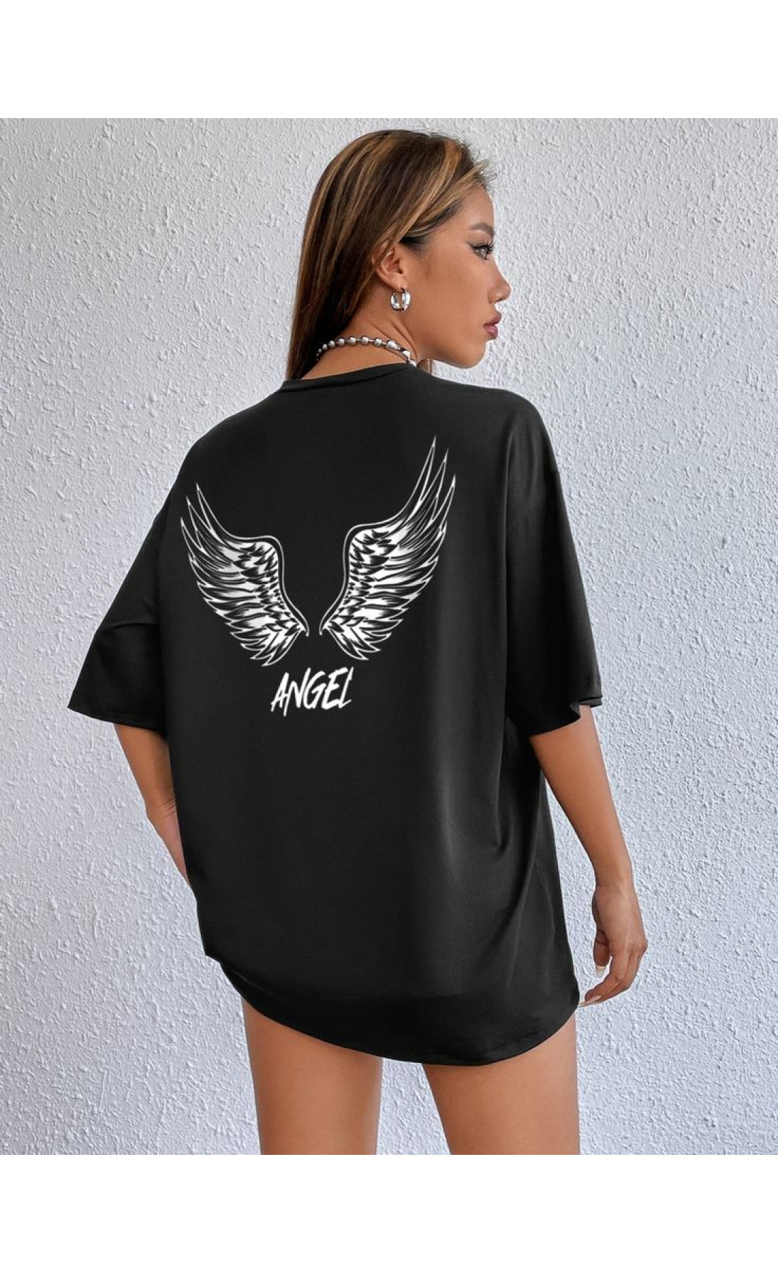 Трендова чорна жіноча оверсайз футболка з модним дизайном