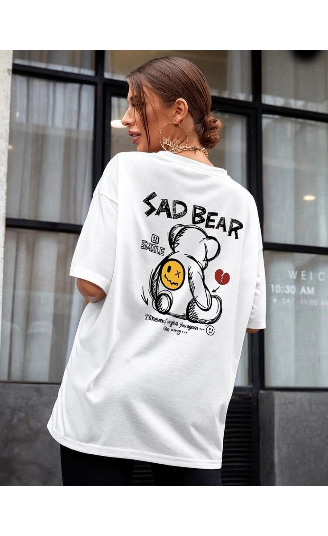 Жіноча біла  оверсайз футболка з яскравим дизайном