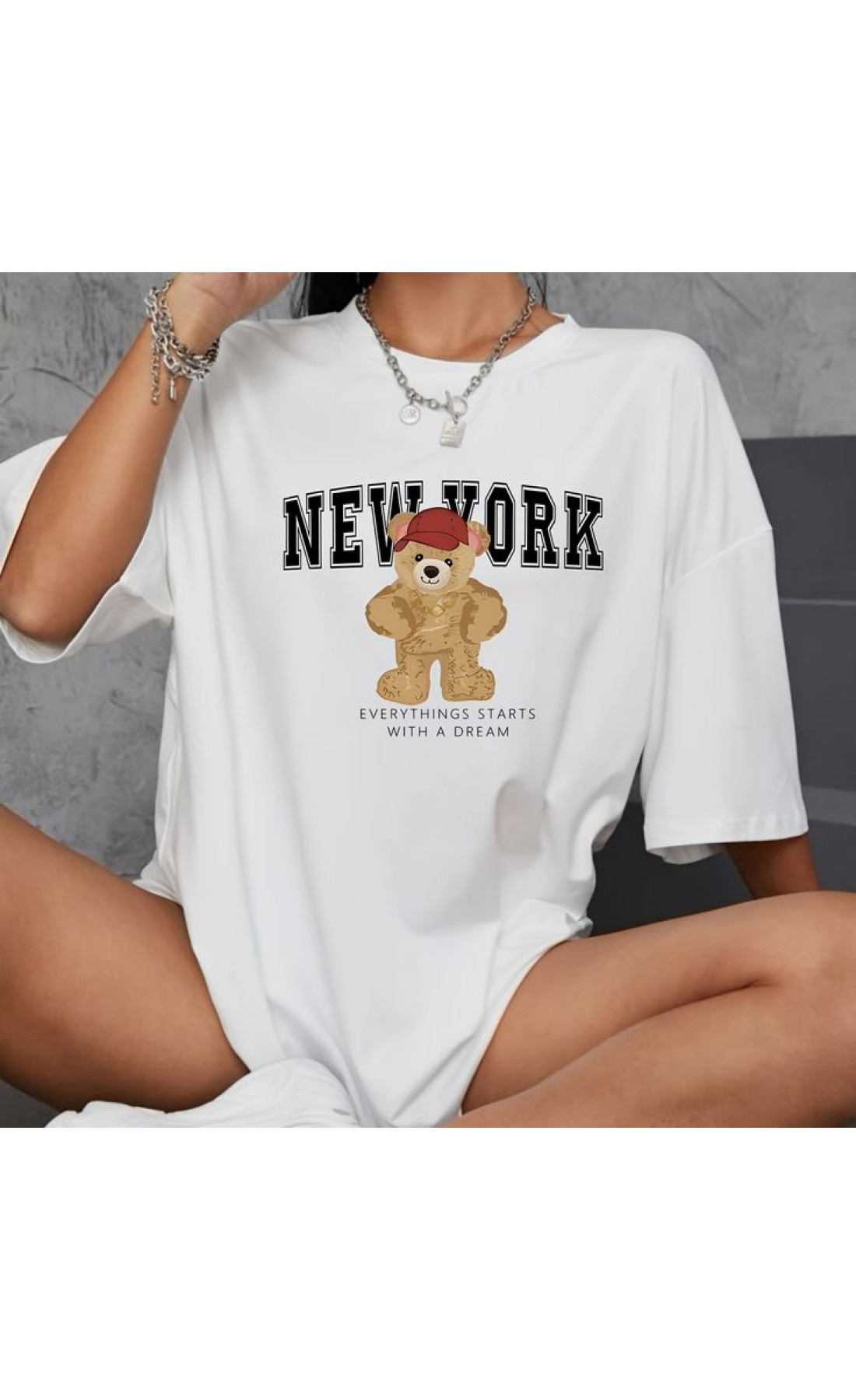 Комфортна жіноча біла оверсайз футболка з модним принтом