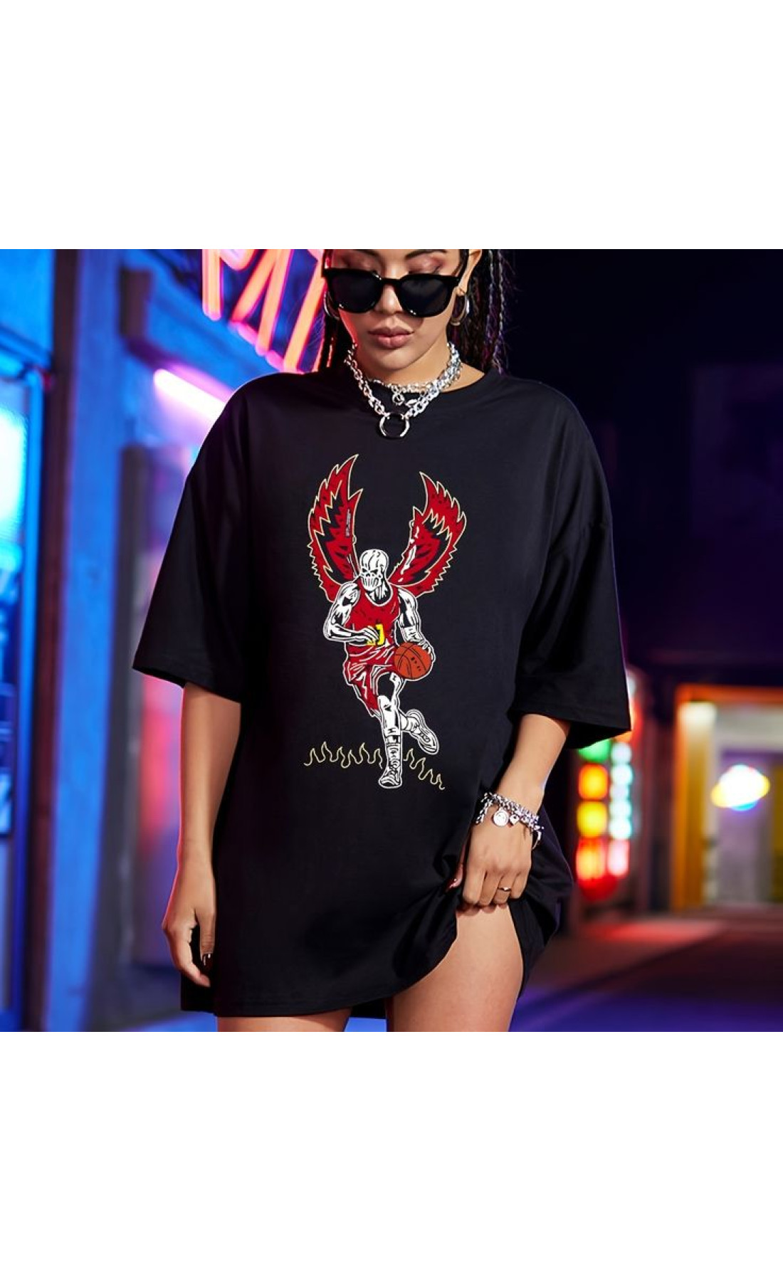 Жіноча чорна зручна оверсайз футболка з яскравим дизайном