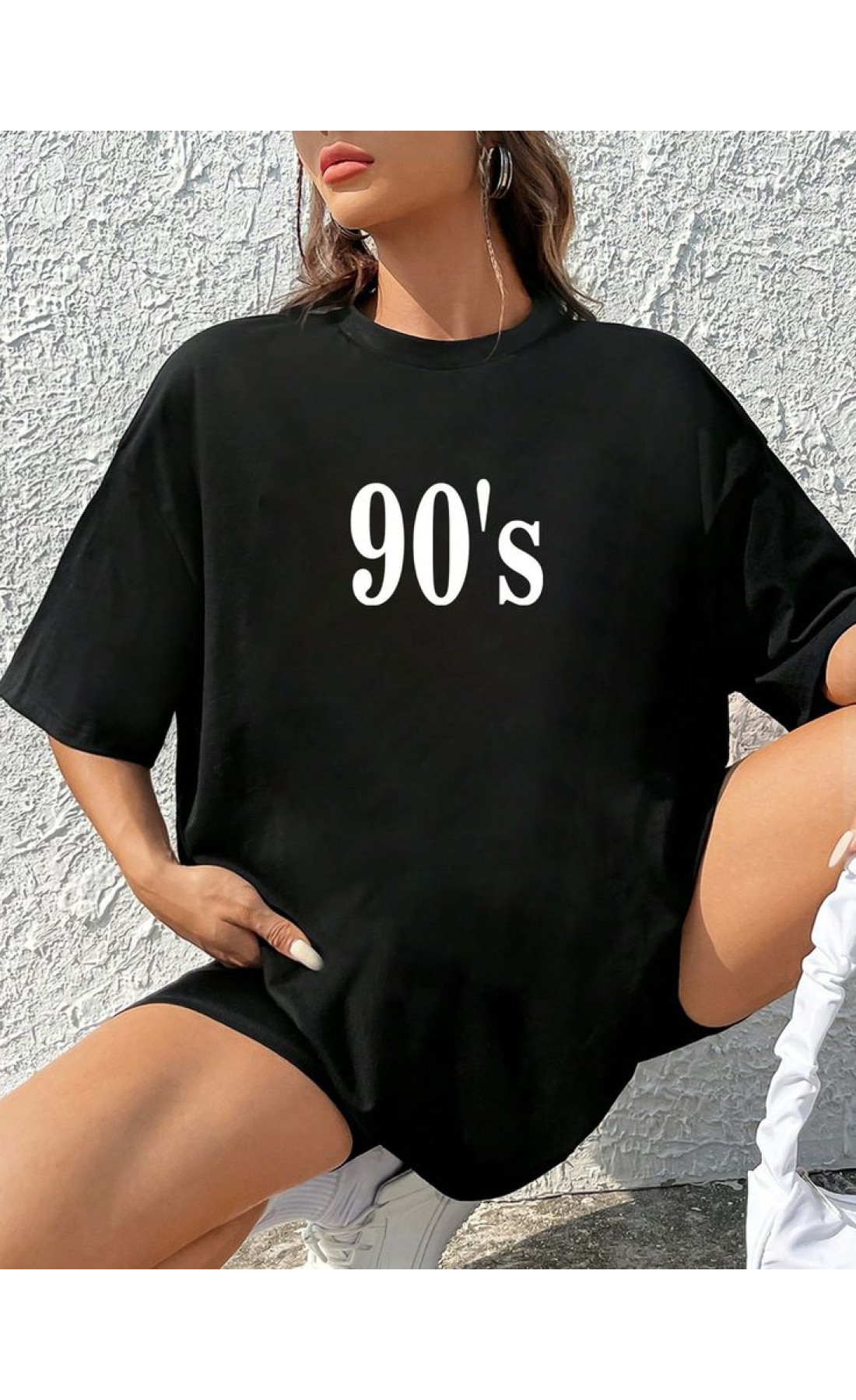 Чорна жіноча легка оверсайз футболка з трендовим дизайном