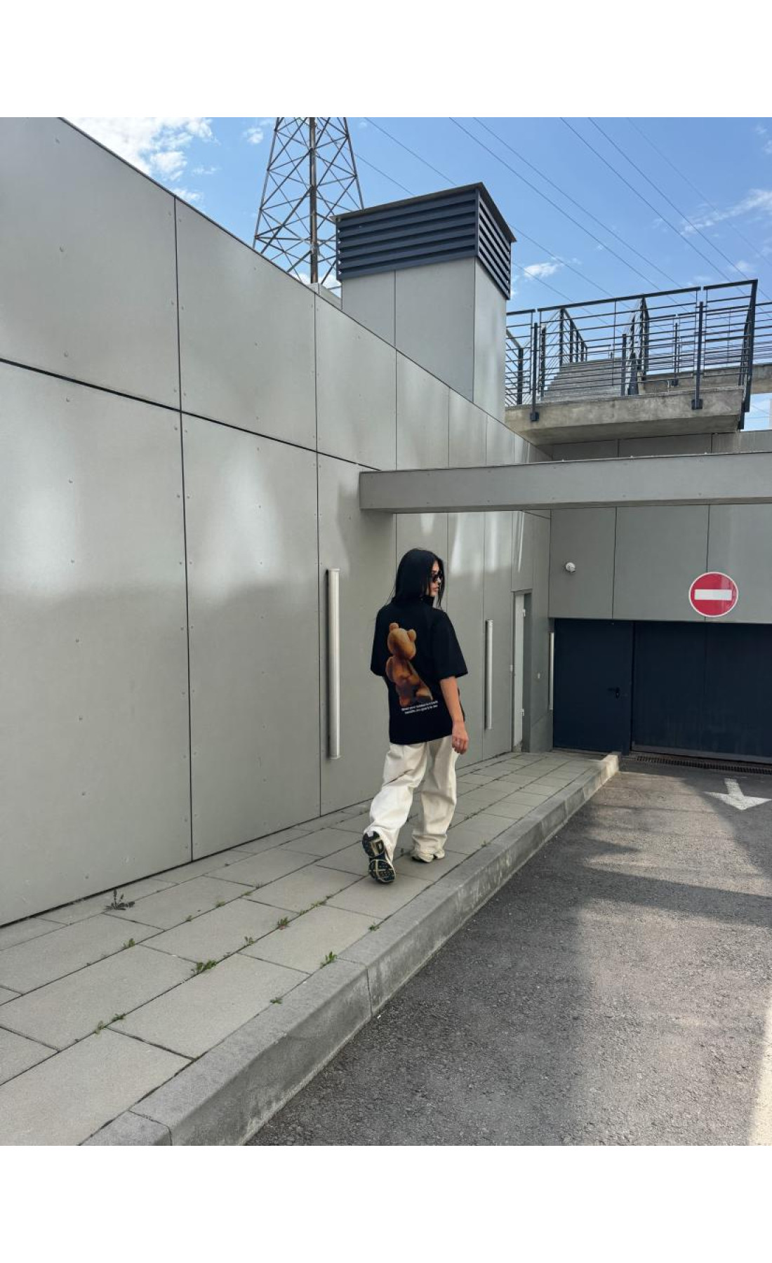 Чорна жіноча футболка з принтом дтф