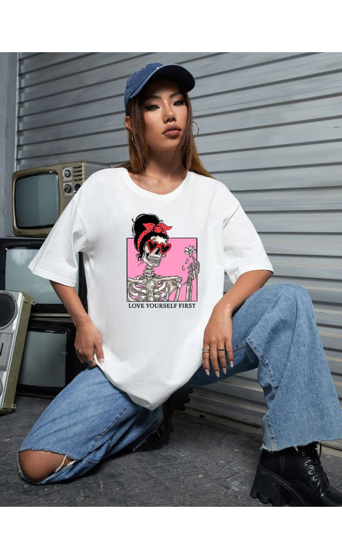 Біла жіноча футболка з принтом дтф