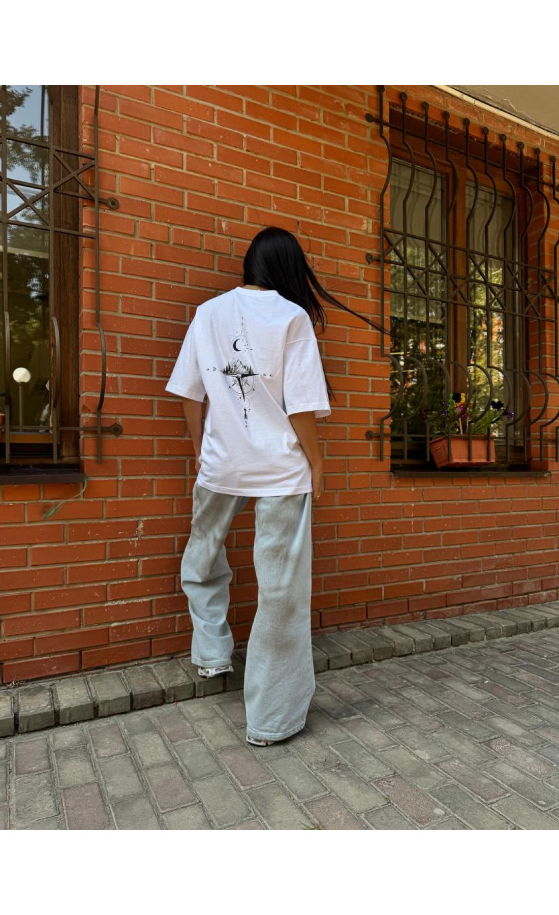 Біла жіноча футболка з принтом дтф