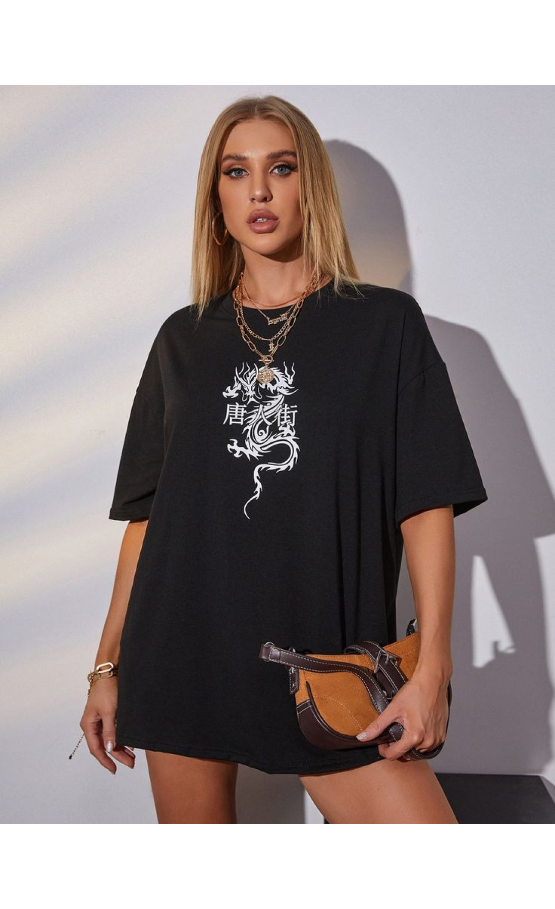 Чорна жіноча футболка з принтом дтф