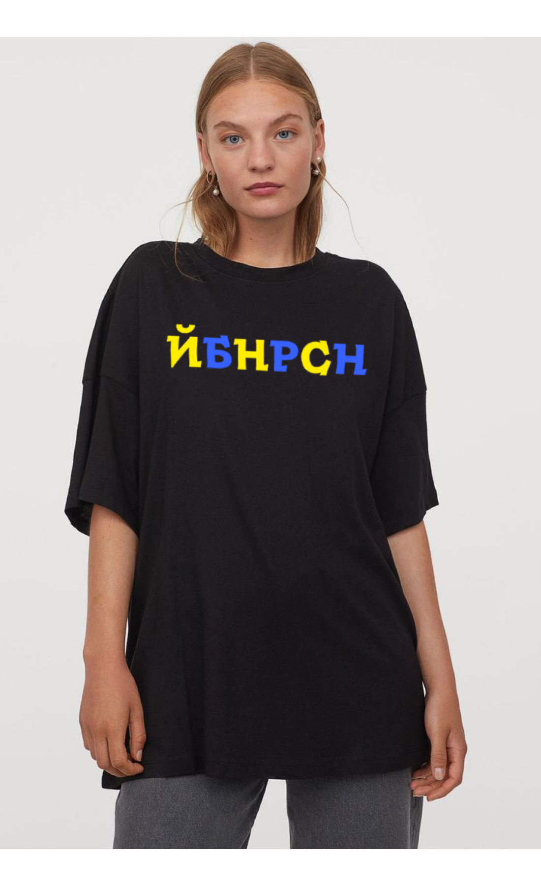 Жіноча чорна  оверсайз футболка з трендовим принтом