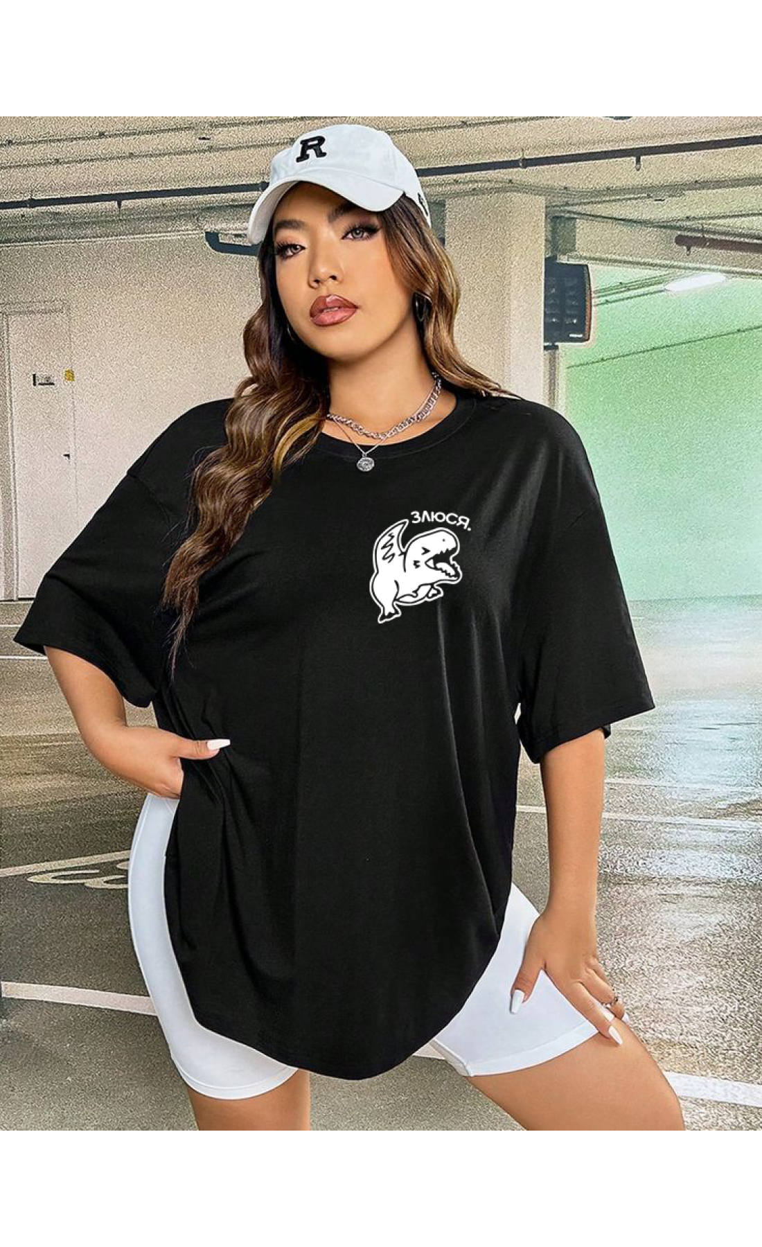Жіноча чорна  оверсайз футболка з трендовим принтом