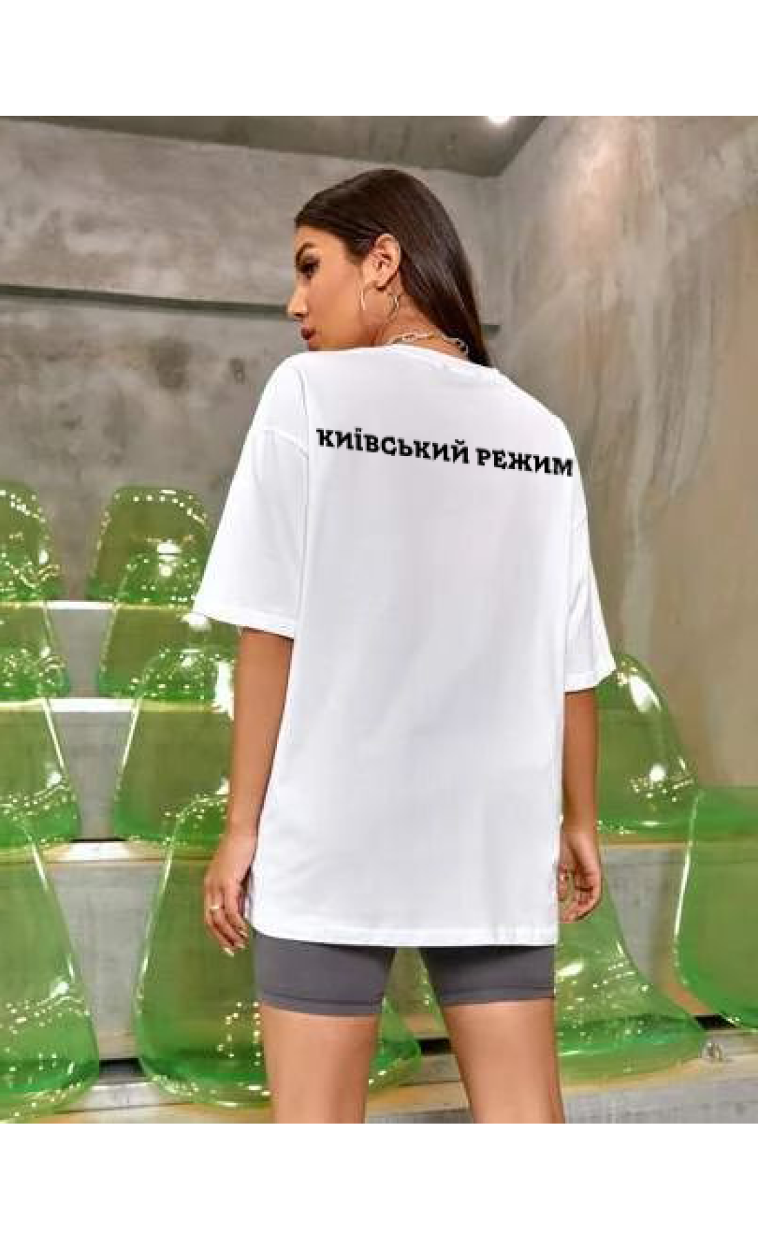 Комфортна жіноча біла оверсайз футболка з модним принтом