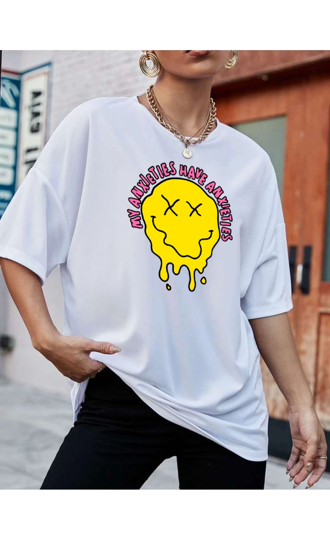 Комфортна жіноча біла оверсайз футболка з модним принтом