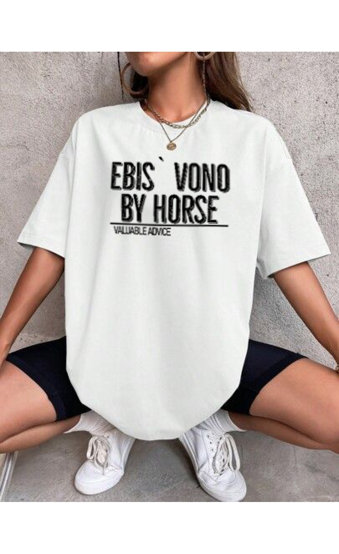 Комфортна жіноча біла оверсайз футболка з модним принтом