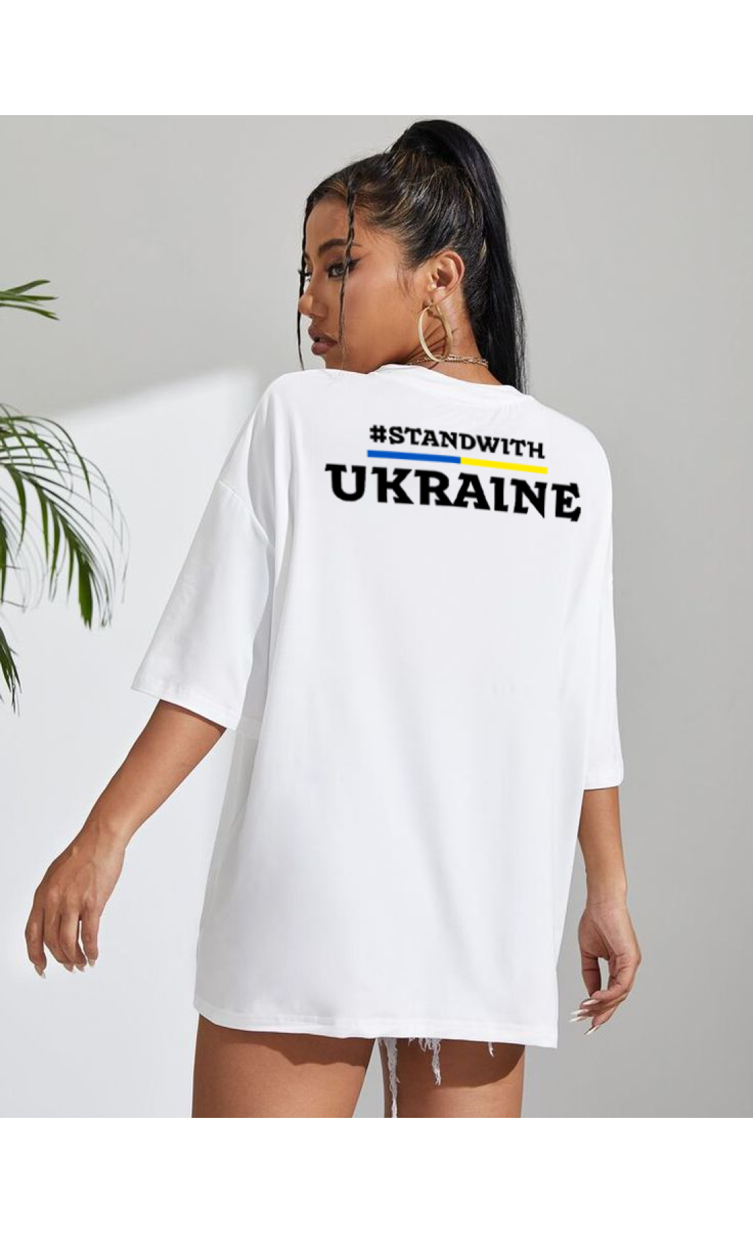 Комфортна жіноча біла оверсайз футболка з модним принтом