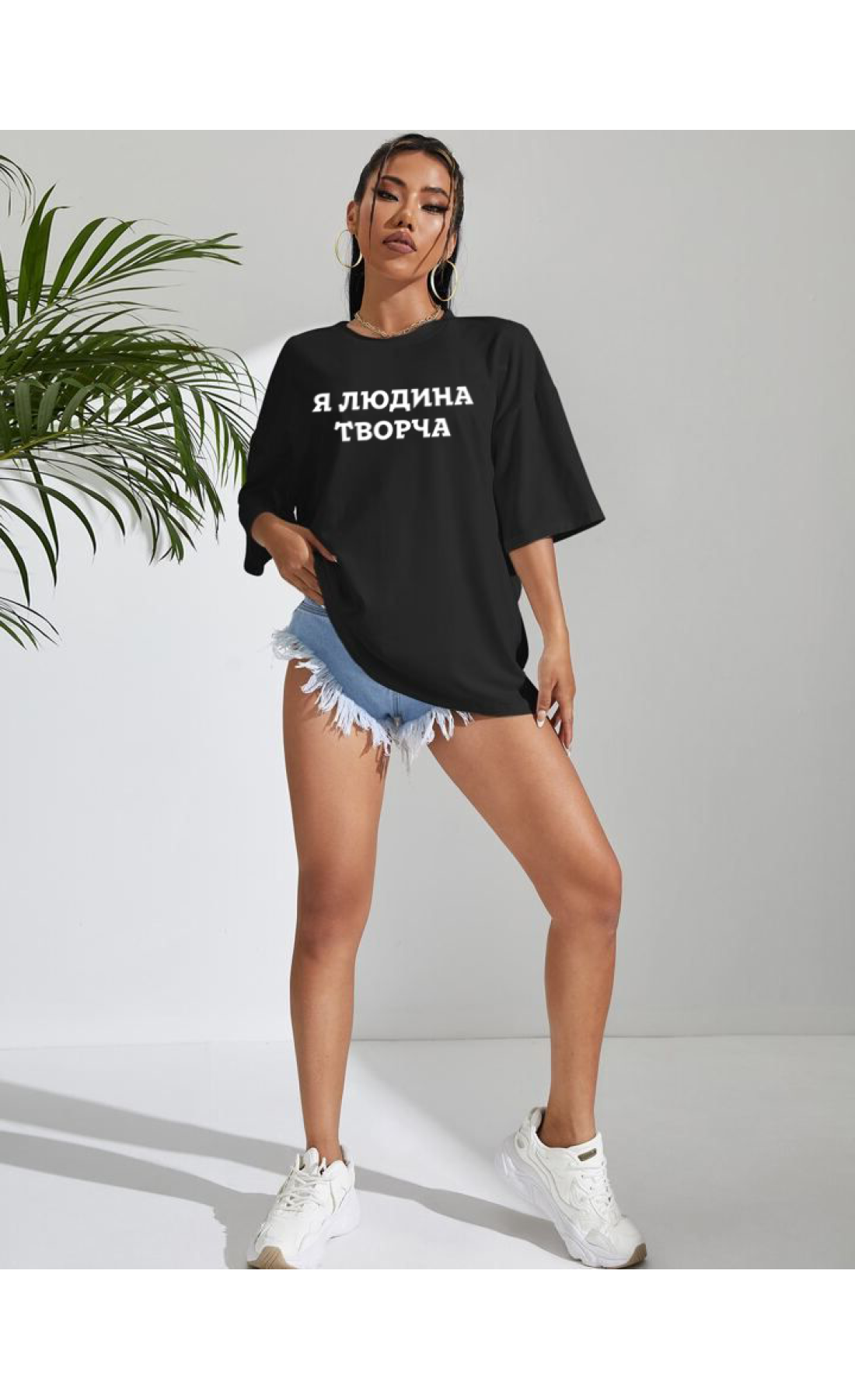 Жіноча чорна  оверсайз футболка з трендовим принтом