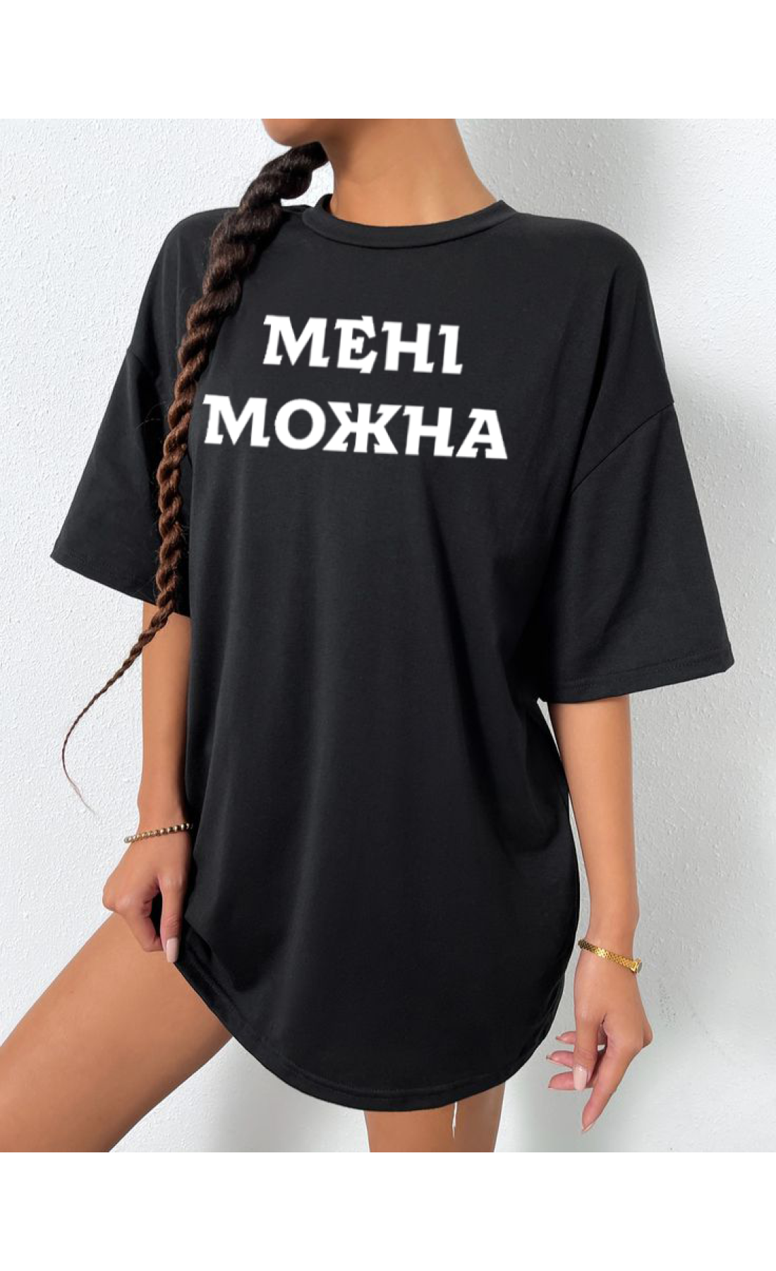 Жіноча чорна  оверсайз футболка з трендовим принтом