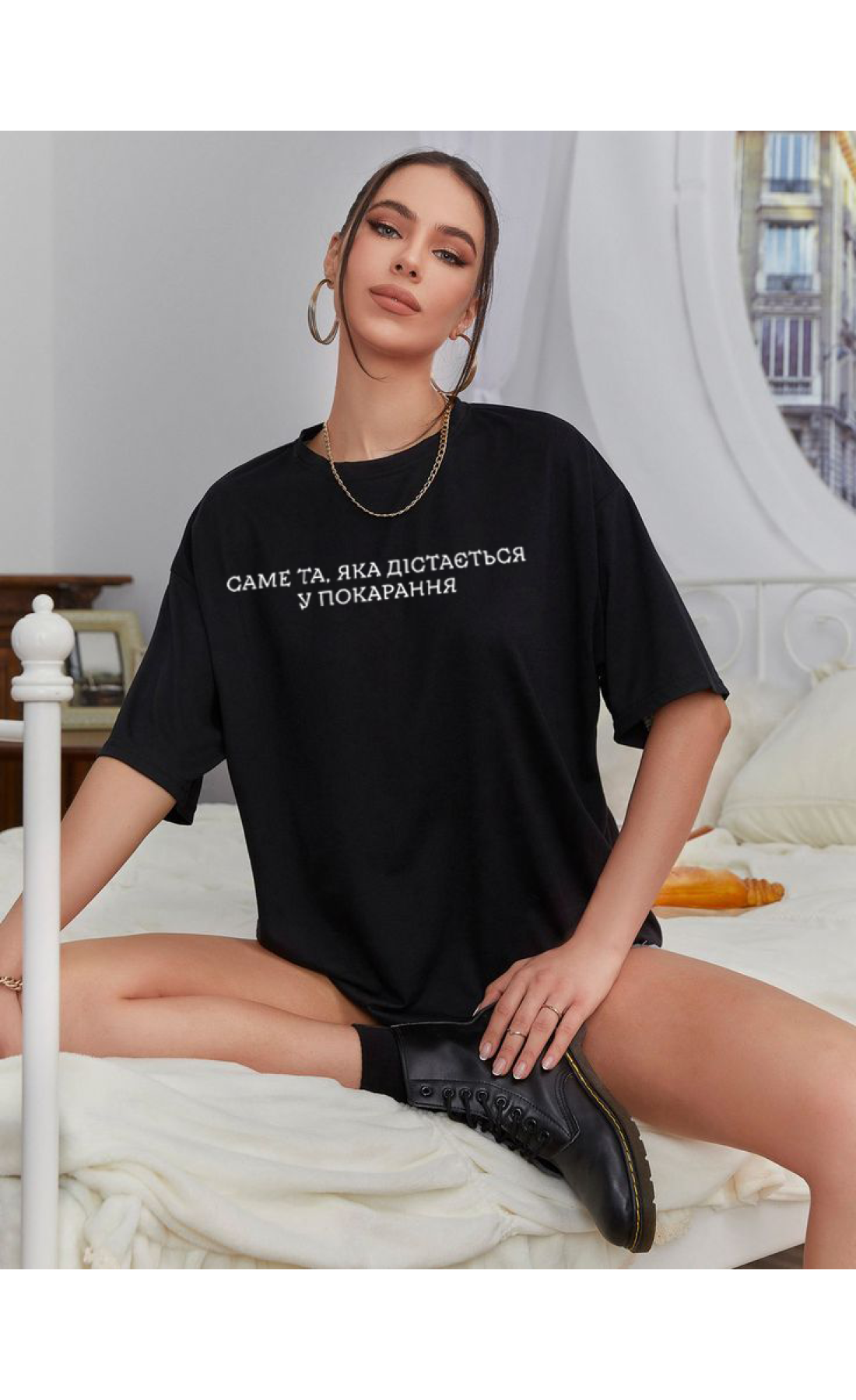 Жіноча чорна  оверсайз футболка з трендовим принтом