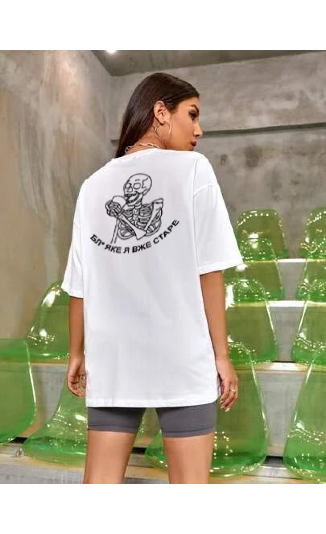 Комфортна жіноча біла оверсайз футболка з модним принтом