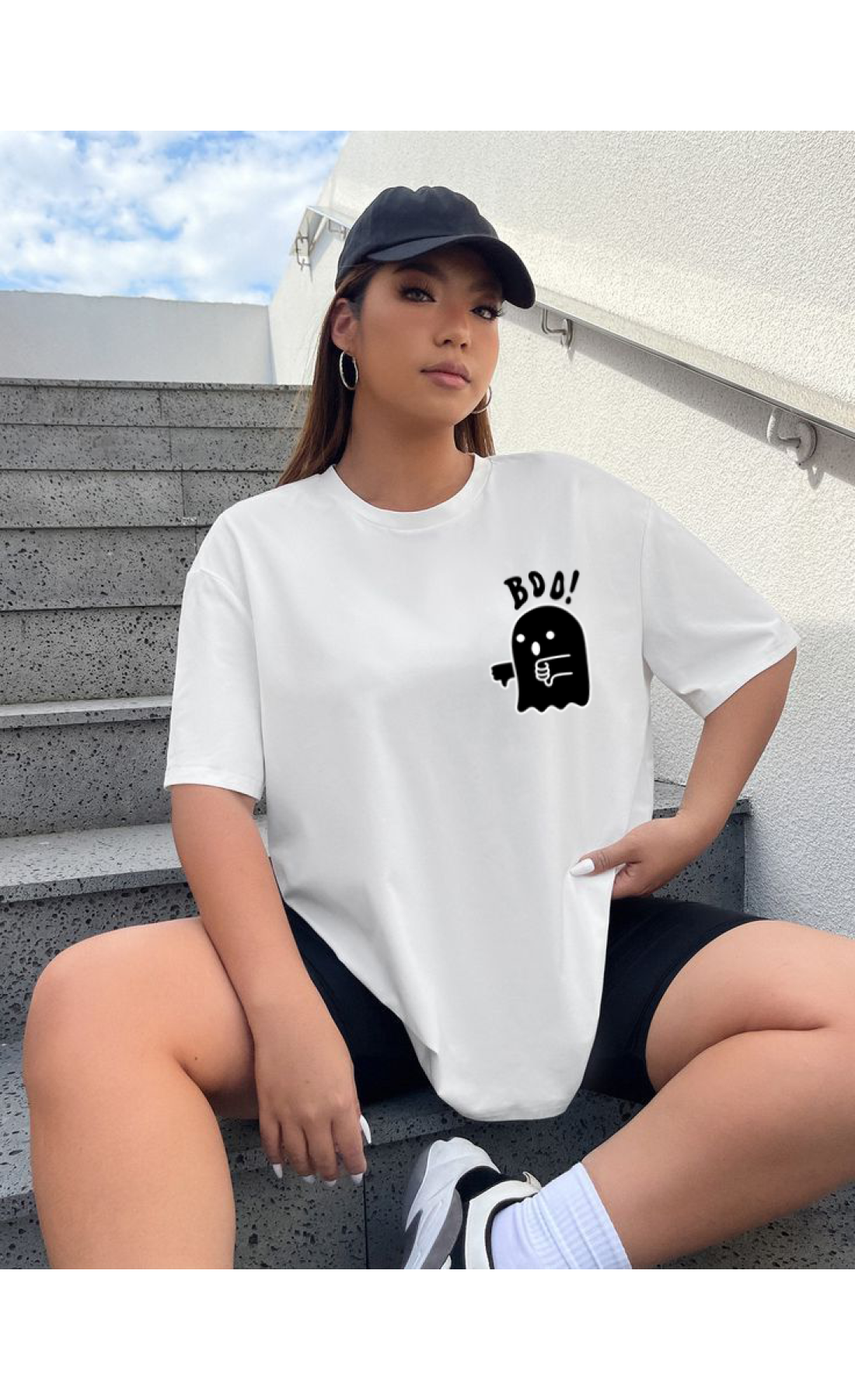 Комфортна жіноча біла оверсайз футболка з модним принтом