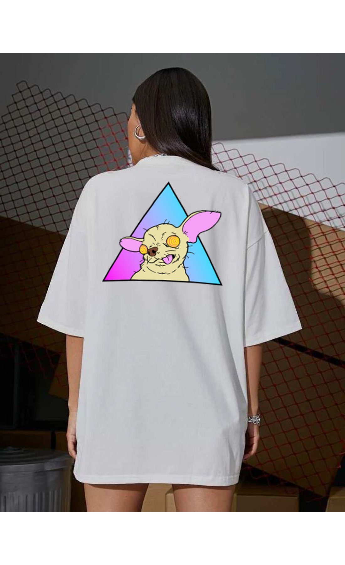 Комфортна жіноча біла оверсайз футболка з модним принтом