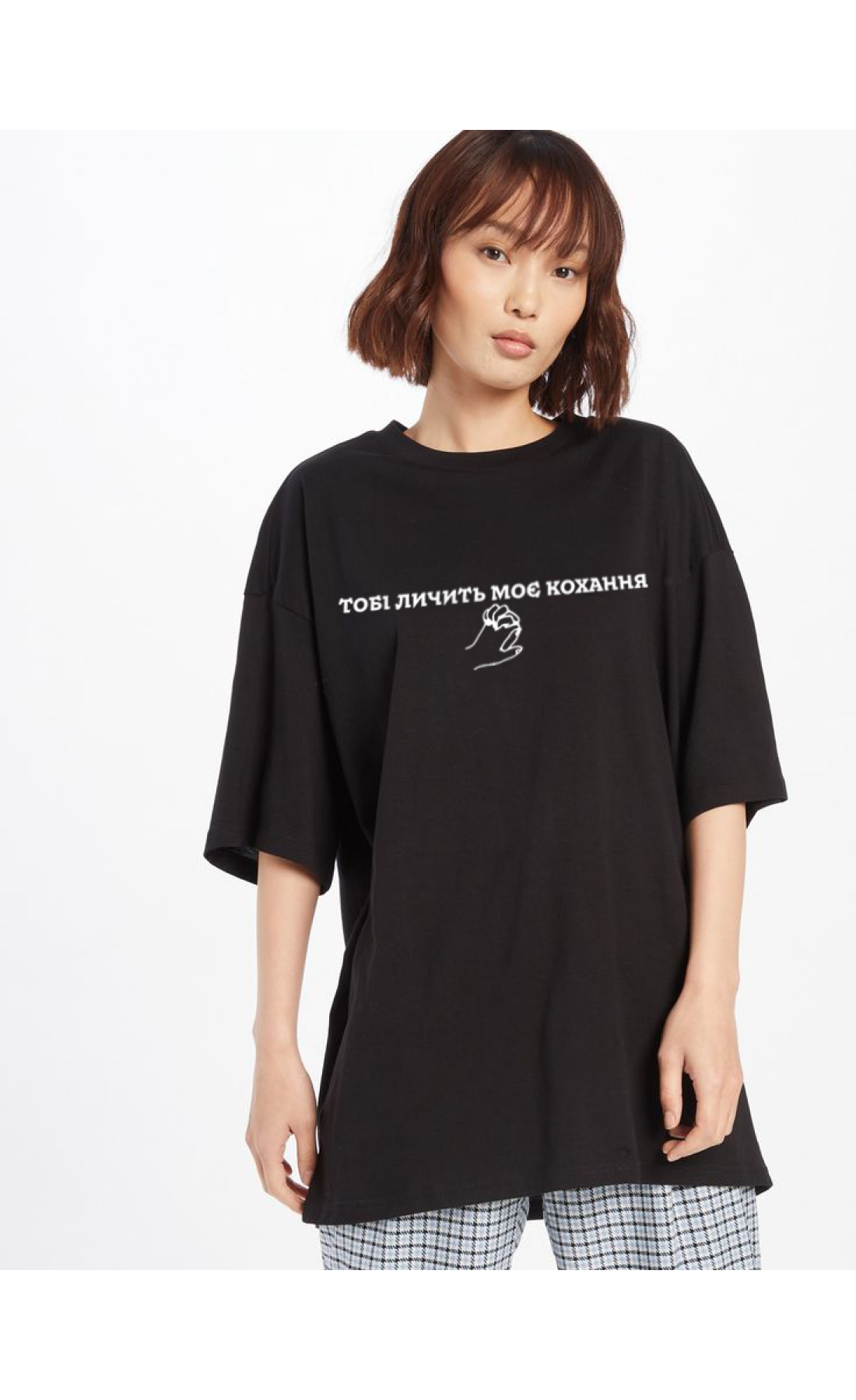 Жіноча чорна  оверсайз футболка з трендовим принтом