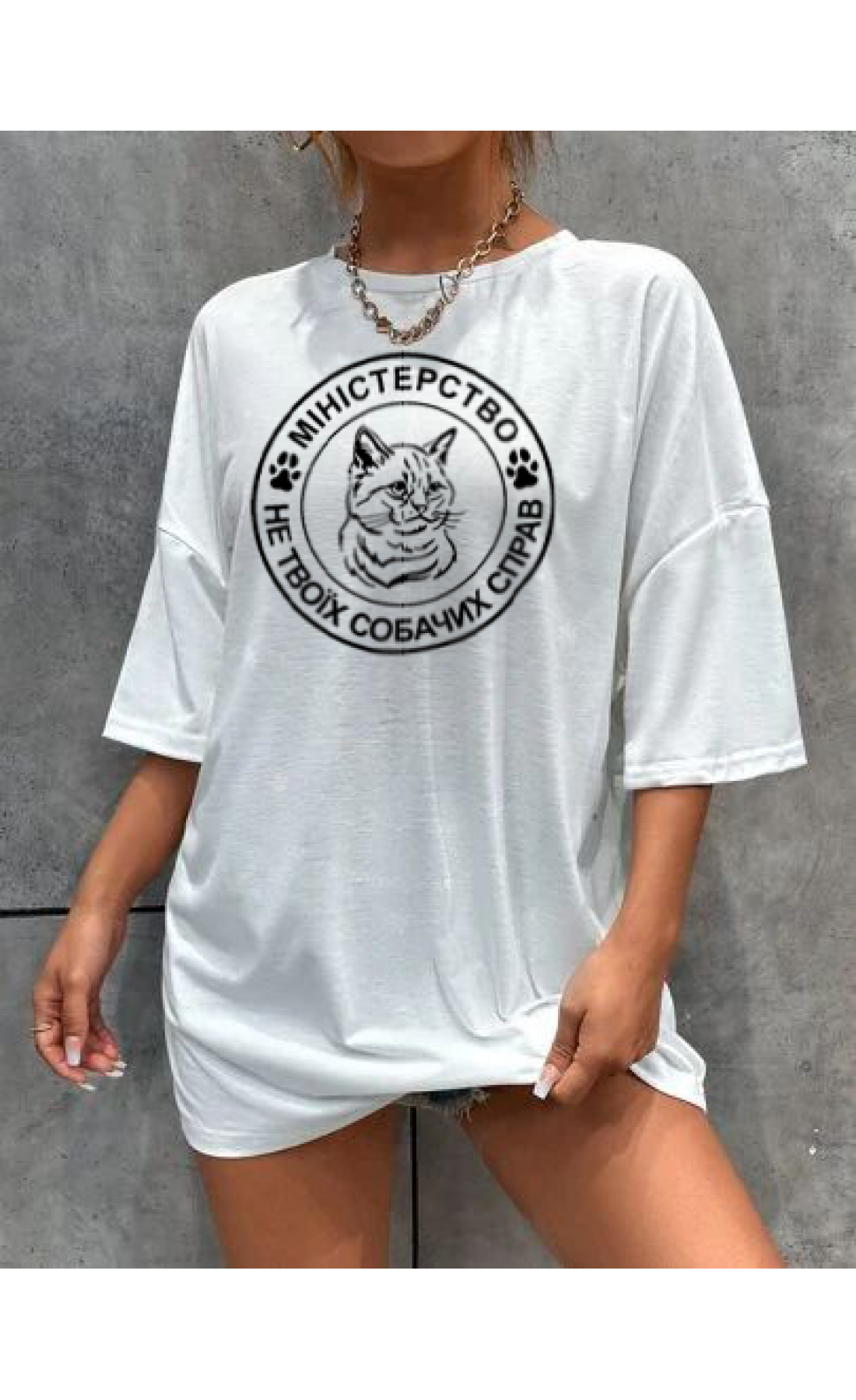 Комфортна жіноча біла оверсайз футболка з модним принтом