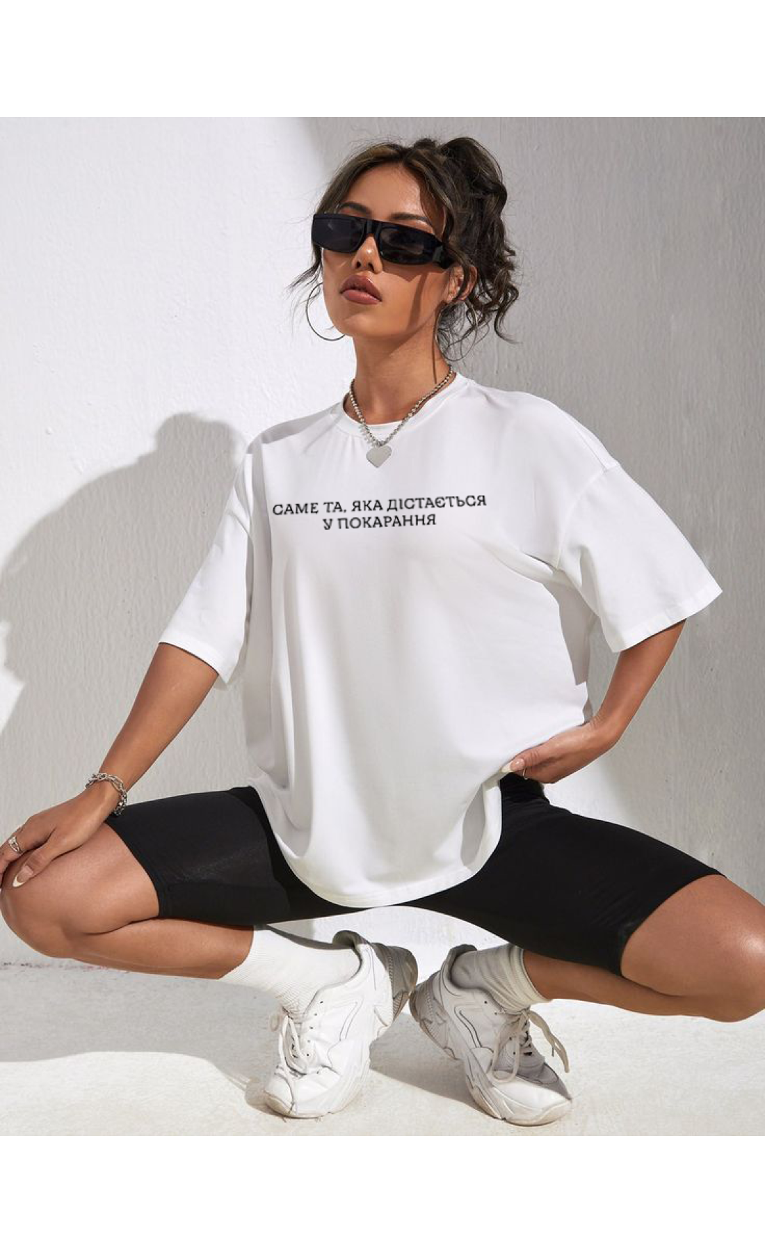 Комфортна жіноча біла оверсайз футболка з модним принтом
