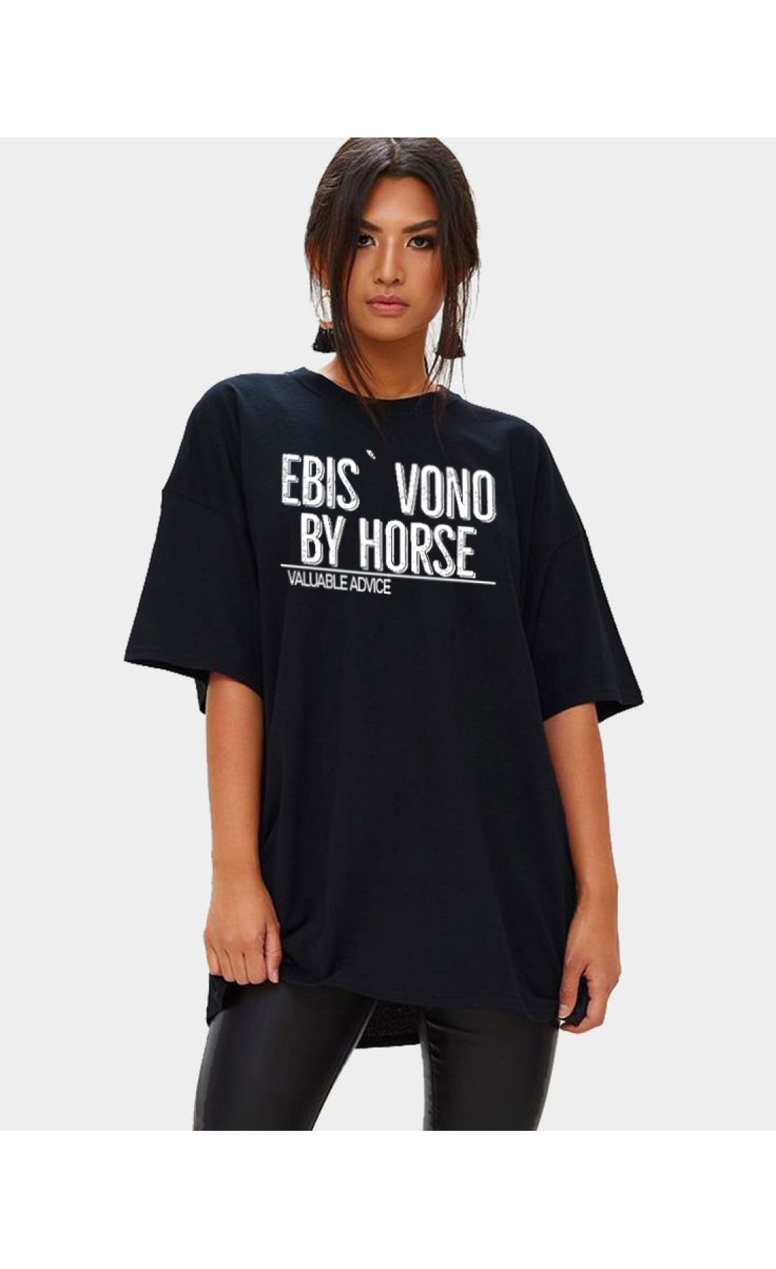 Жіноча чорна  оверсайз футболка з трендовим принтом