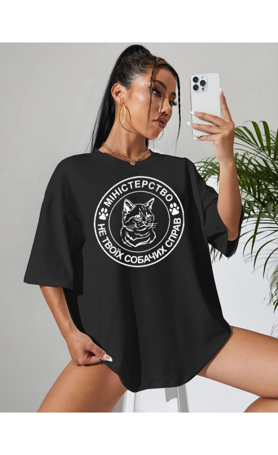Жіноча чорна  оверсайз футболка з трендовим принтом
