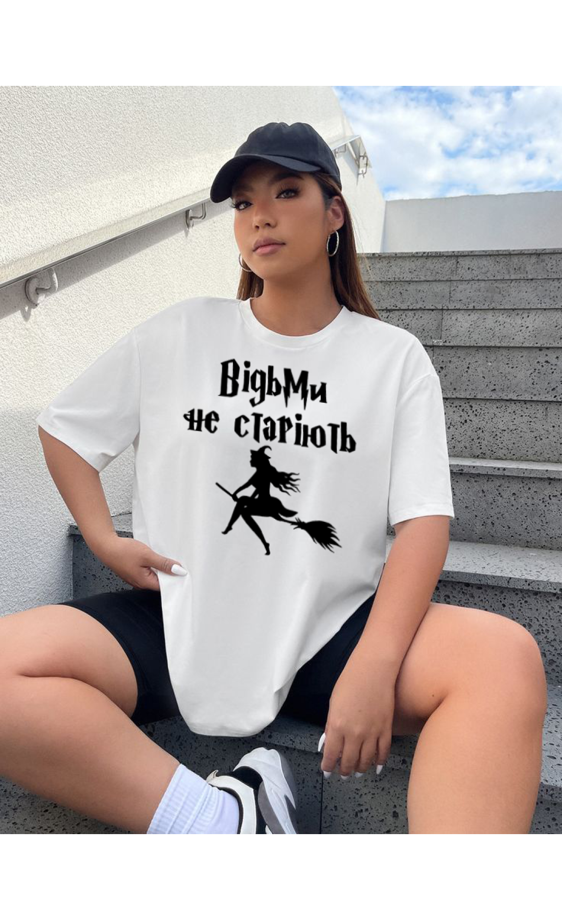 Комфортна жіноча біла оверсайз футболка з модним принтом