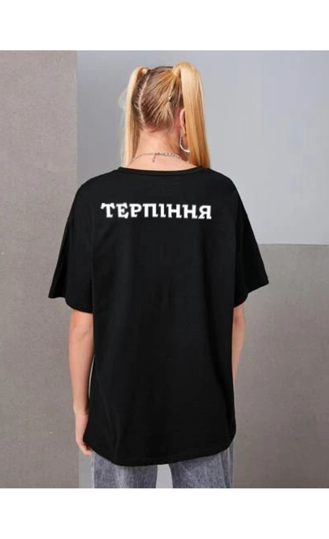 Жіноча чорна  оверсайз футболка з трендовим принтом