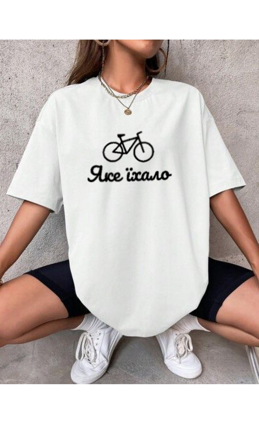 Комфортна жіноча біла оверсайз футболка з модним принтом