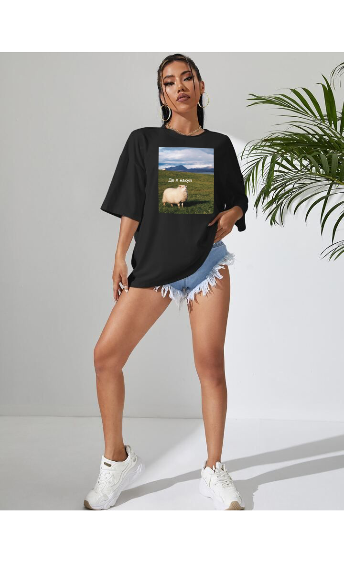 Жіноча чорна  оверсайз футболка з трендовим принтом