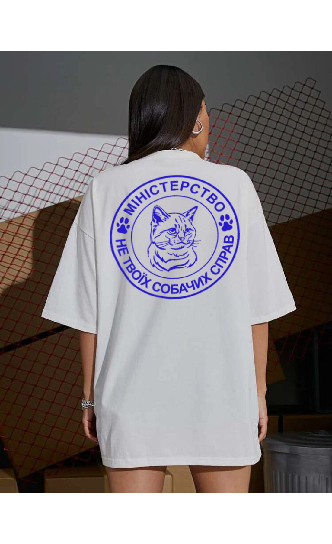 Комфортна жіноча біла оверсайз футболка з модним принтом