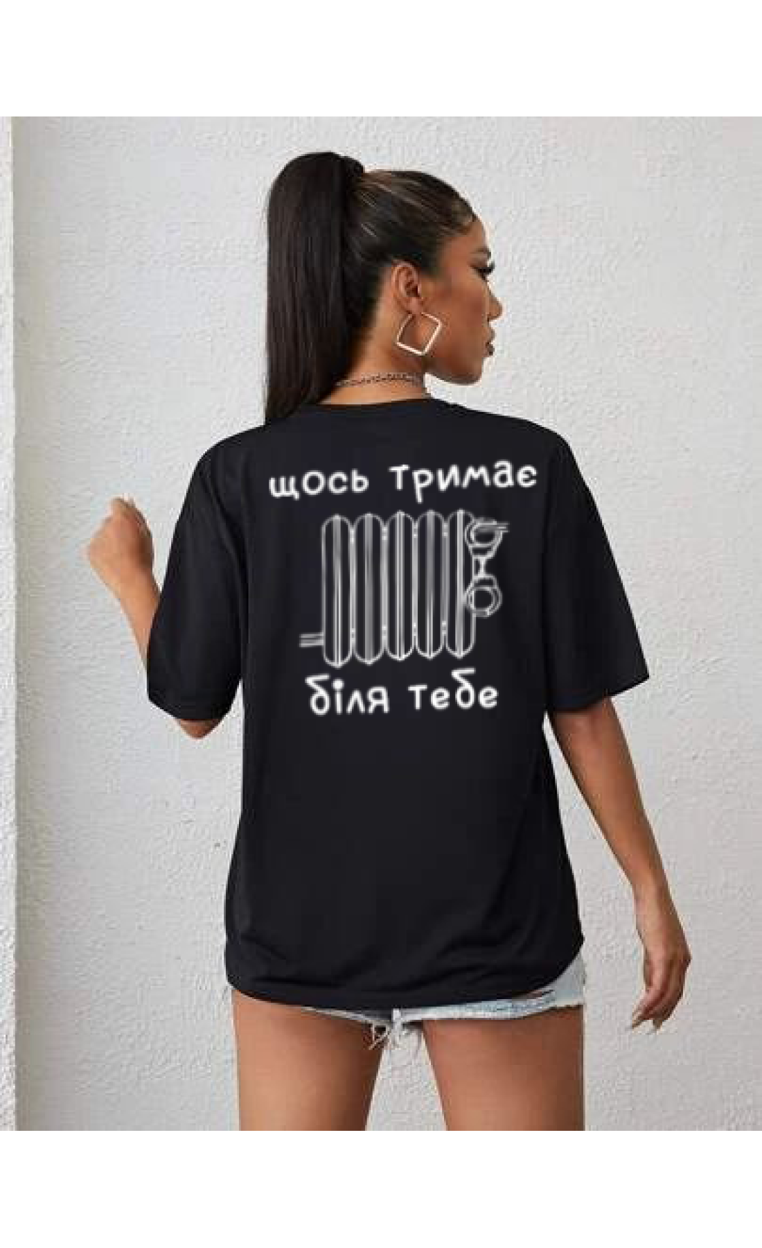 Жіноча чорна  оверсайз футболка з трендовим принтом