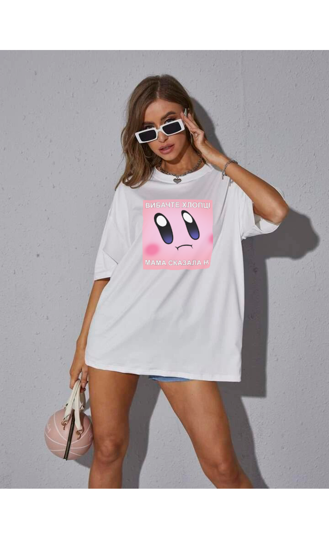 Комфортна жіноча біла оверсайз футболка з модним принтом